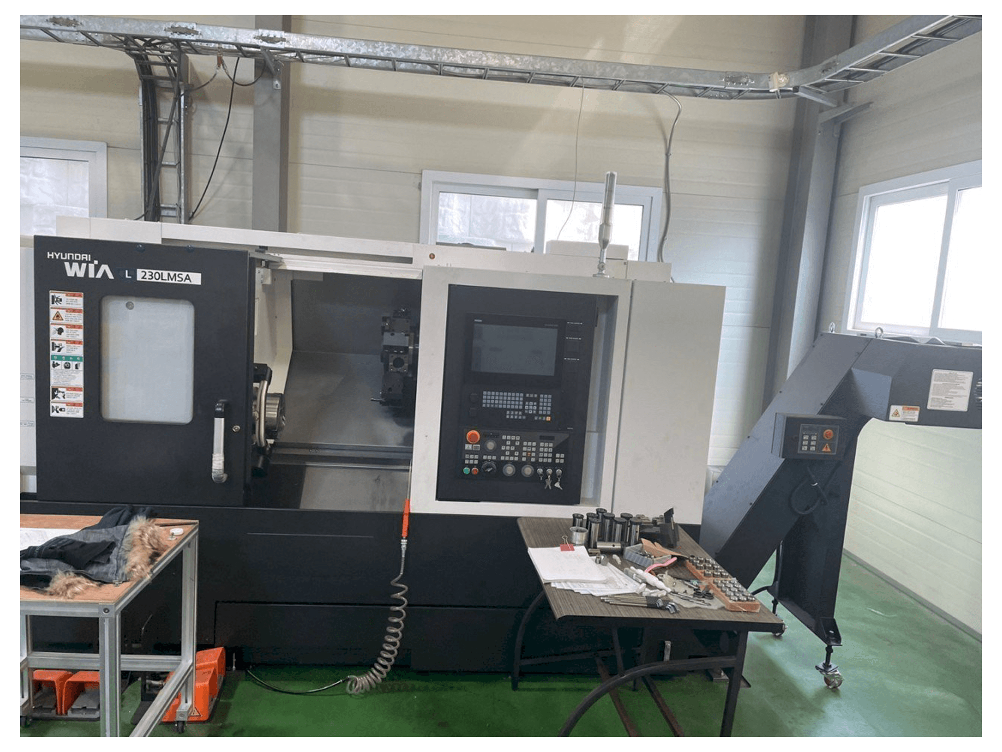 Čelní pohled na Hyundai Wia L 230LMSA stroj