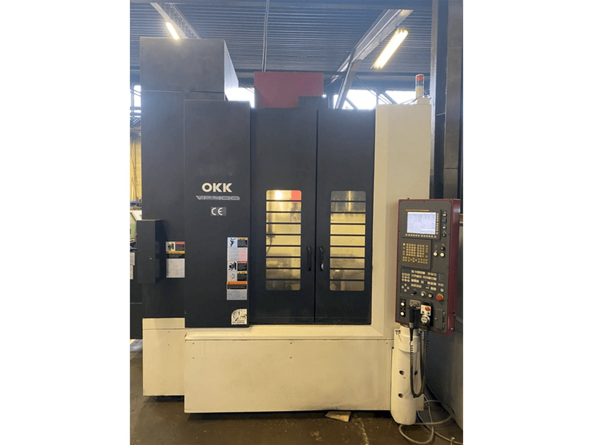 Čelní pohled na OKK VP400 stroj