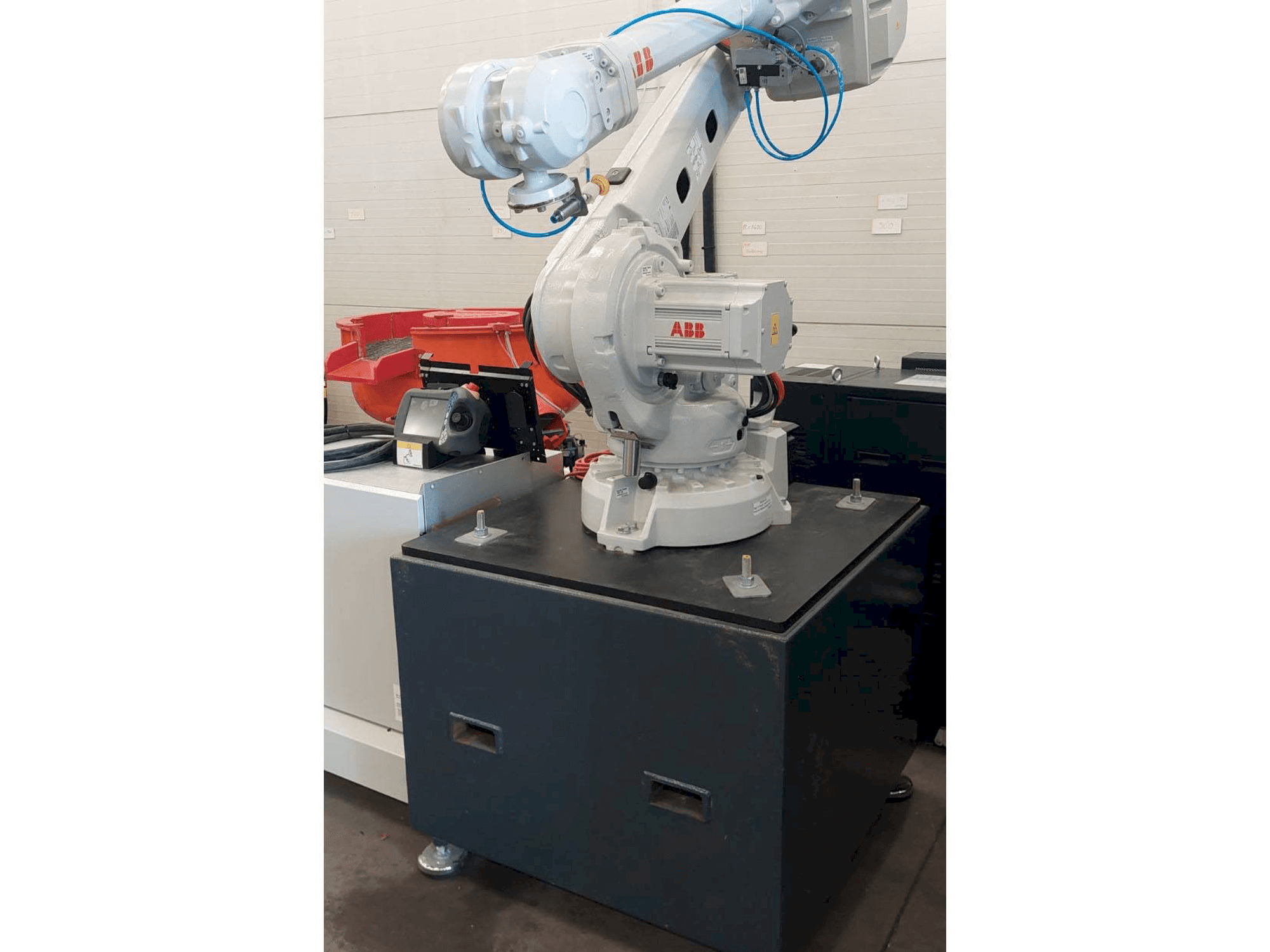 Čelní pohled na ABB IRB 4600 stroj