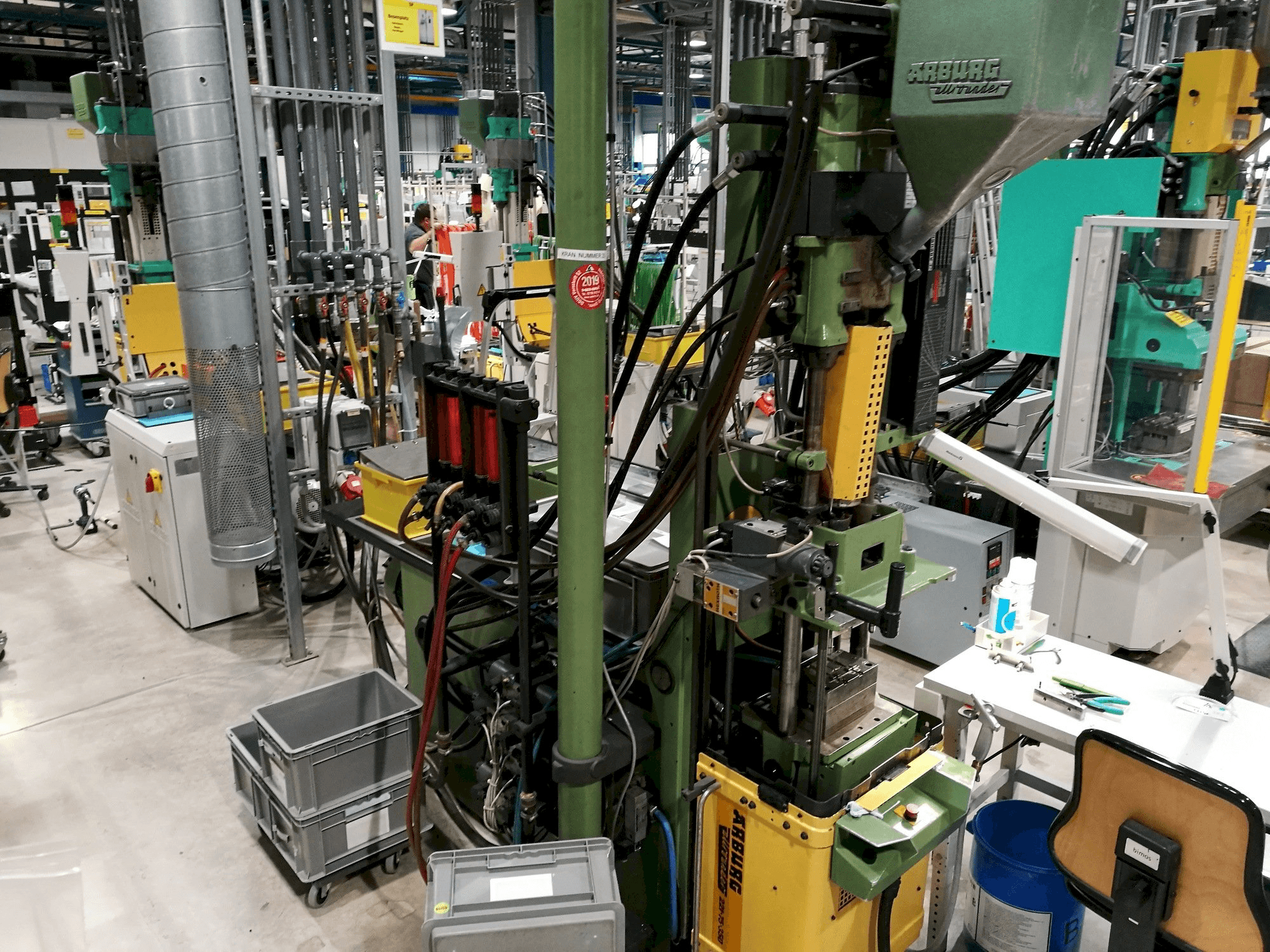 Čelní pohled na Arburg 221-75-350 stroj