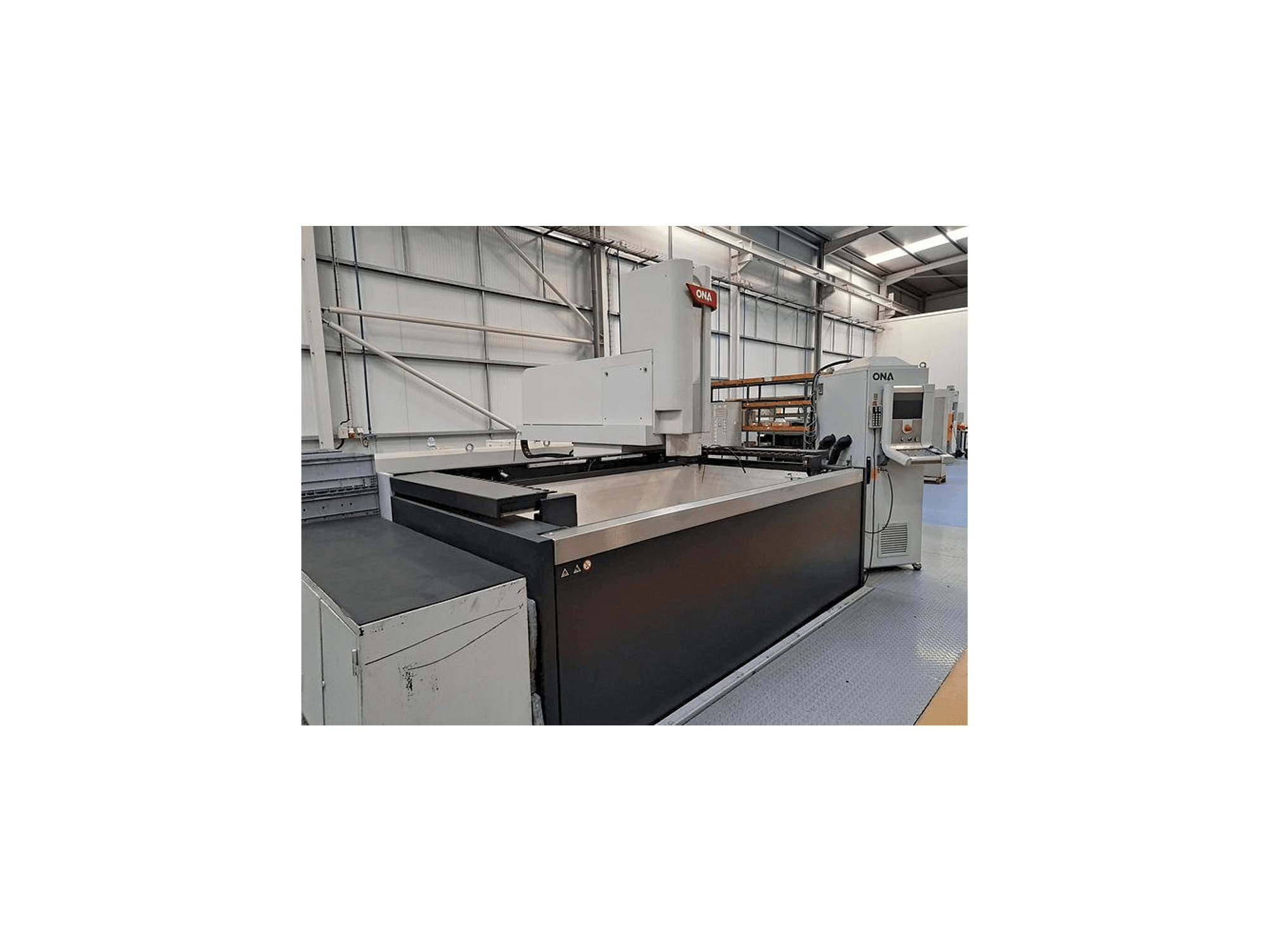 Čelní pohled na ONA QX8 B1 L stroj