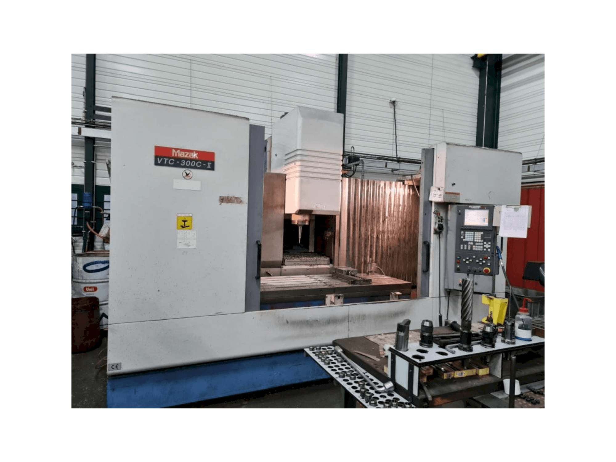 Čelní pohled na Mazak VTC 300C stroj