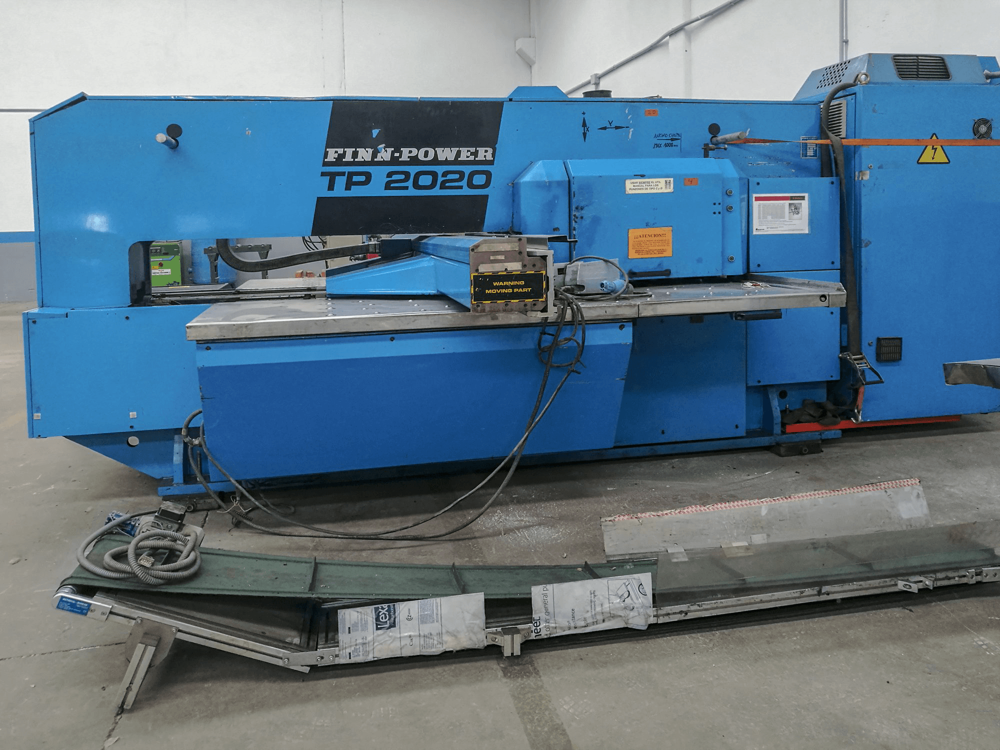 Čelní pohled na Finn-Power TP 2020 stroj