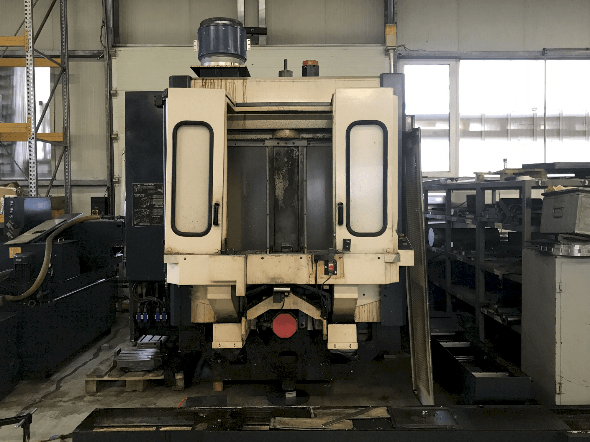 Čelní pohled na Makino A55-A40 stroj