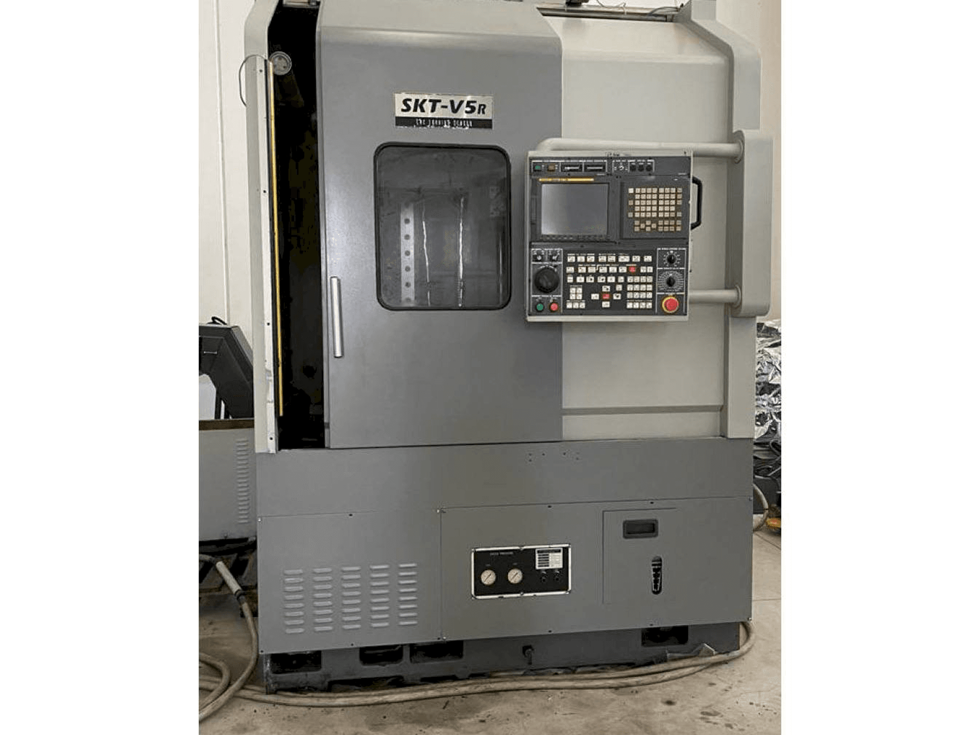 Čelní pohled na Hyundai Hyundai SKT V5R stroj