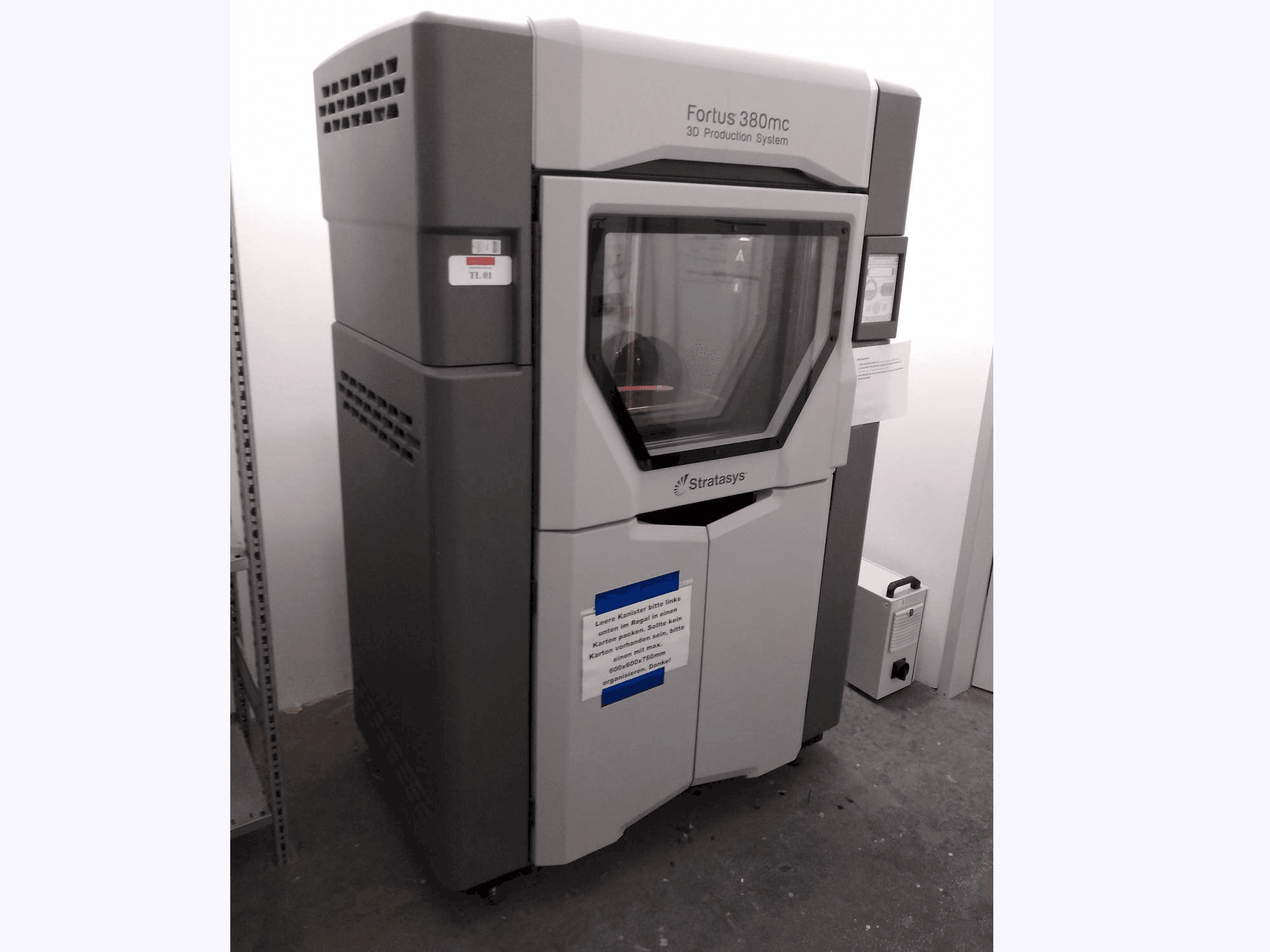 Čelní pohled na Stratasys Fortus 380MC stroj