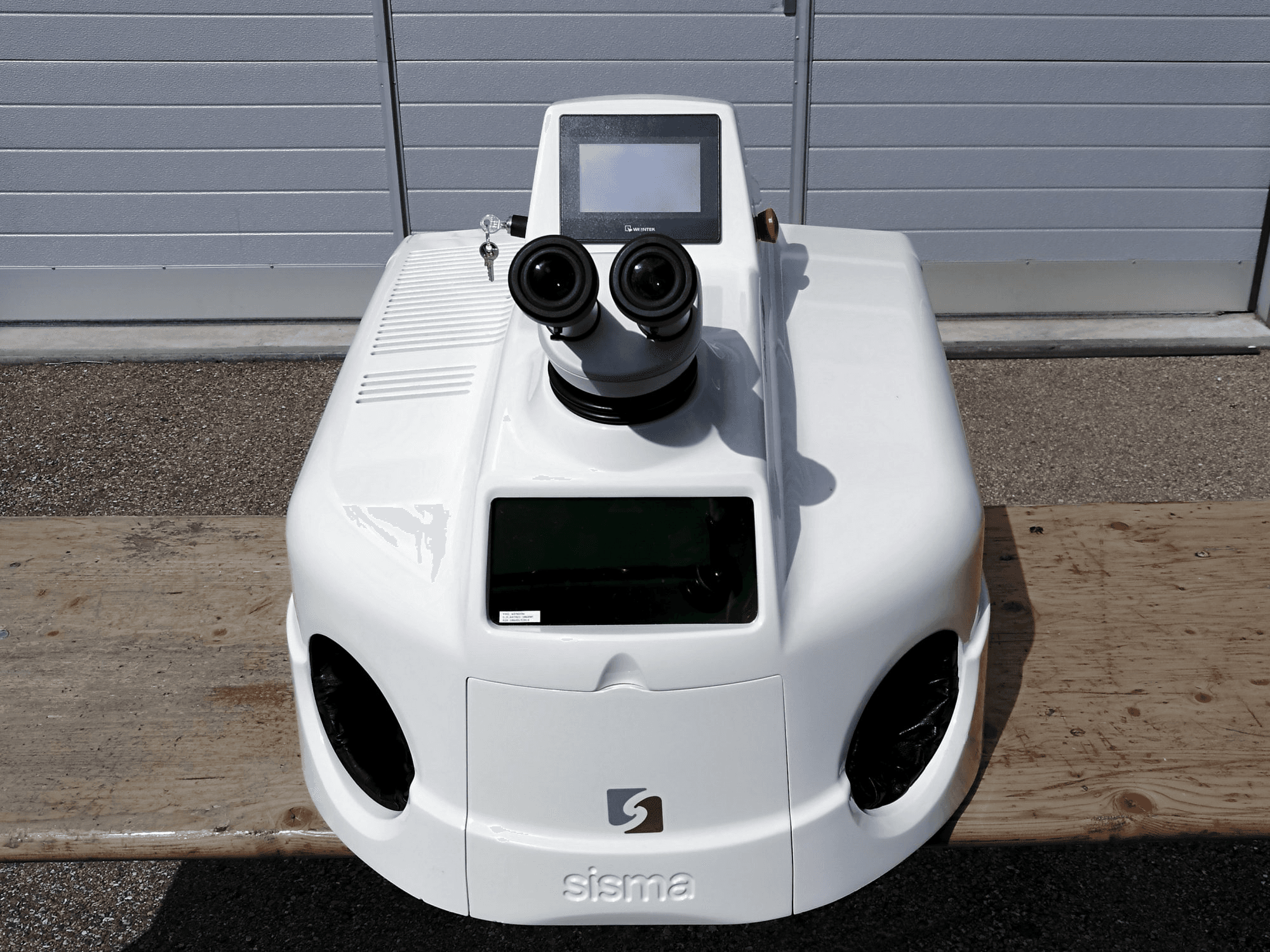 Čelní pohled na Sisma LM-D 100 stroj