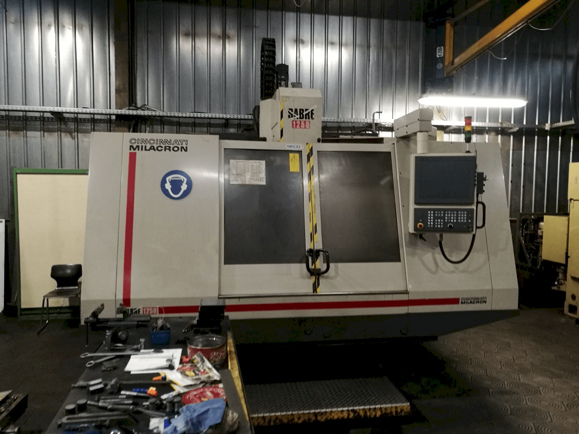 Čelní pohled na Cincinnati Milacron Sabre 1250 stroj