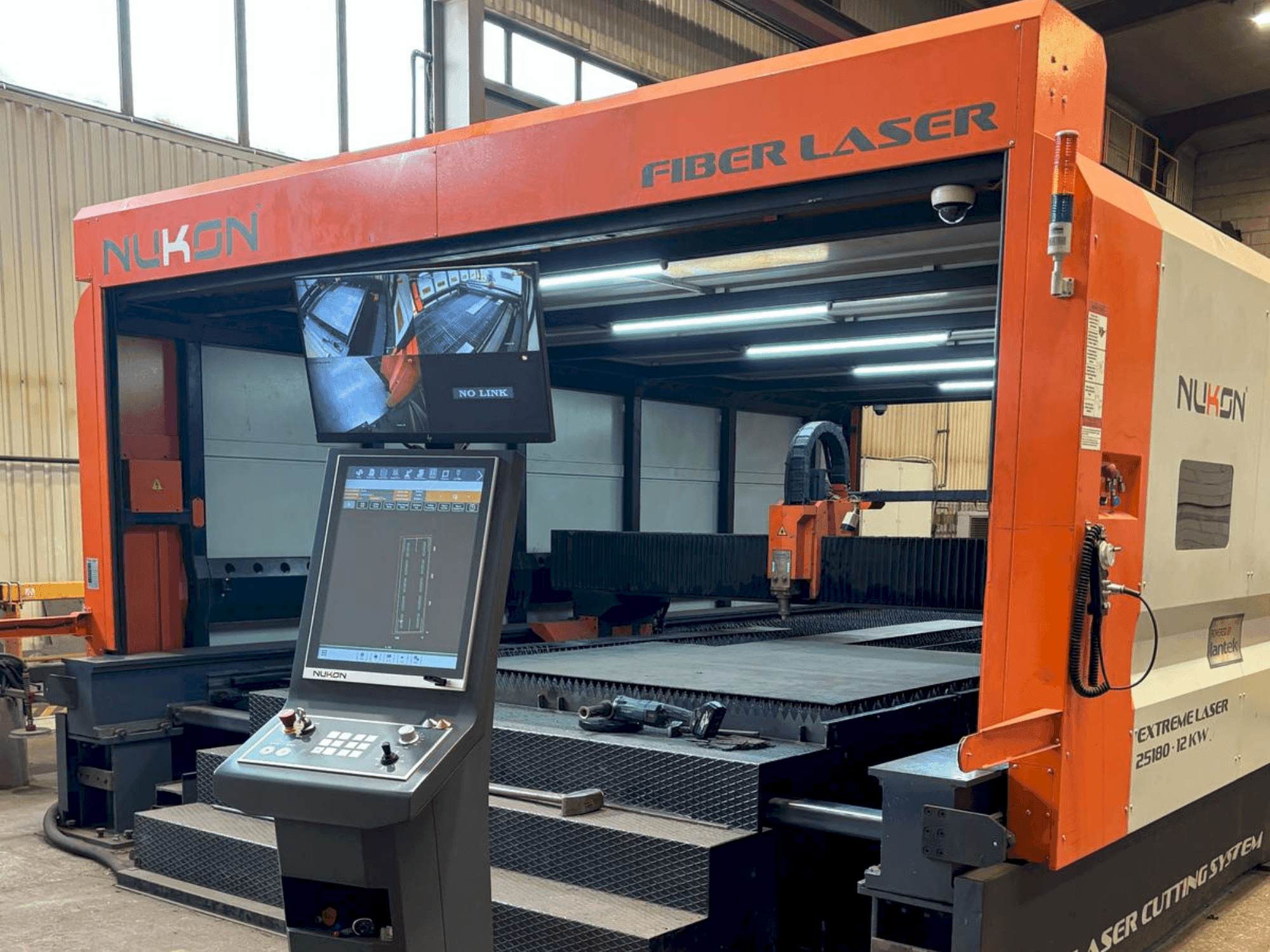 Čelní pohled na NUKON Fiber Laser Extreme 30250 stroj