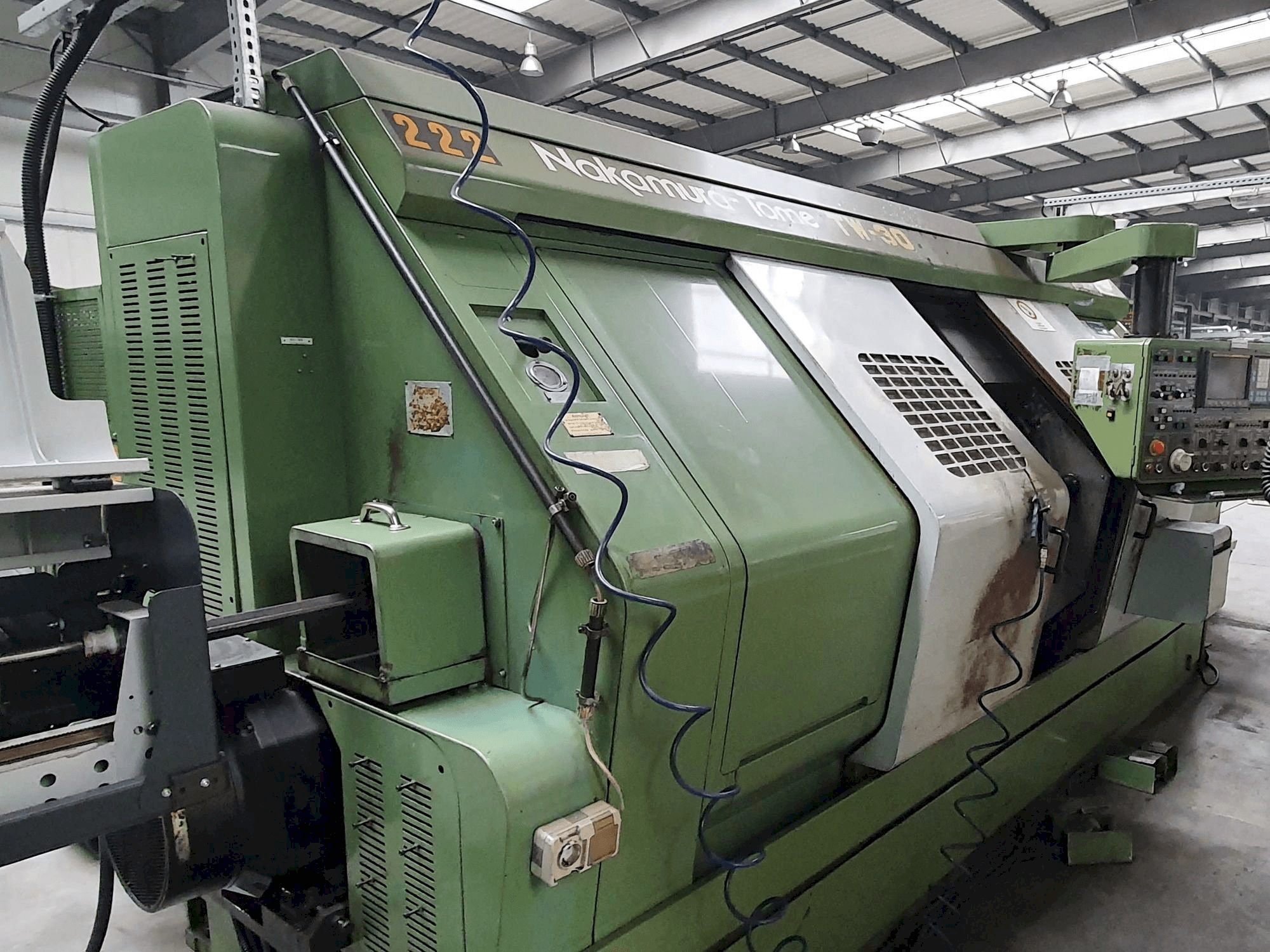 Čelní pohled na NAKAMURA-TOME TW-30 stroj