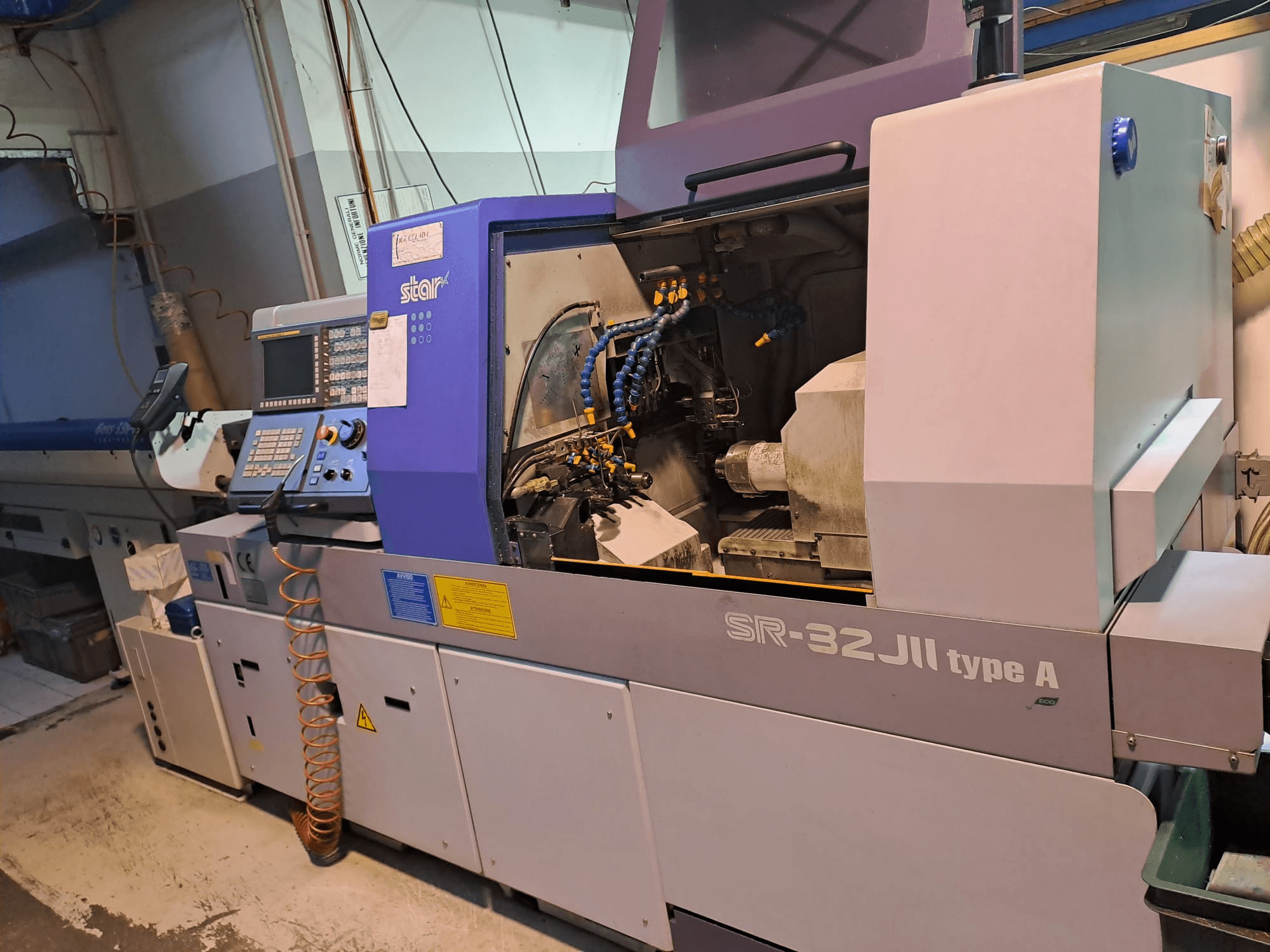 STAR MICRONICS SR-32JII-typeA Švýcarský typ soustruhu pohled z boku, s ovládacím panelem a viditelnými obráběcími komponenty.