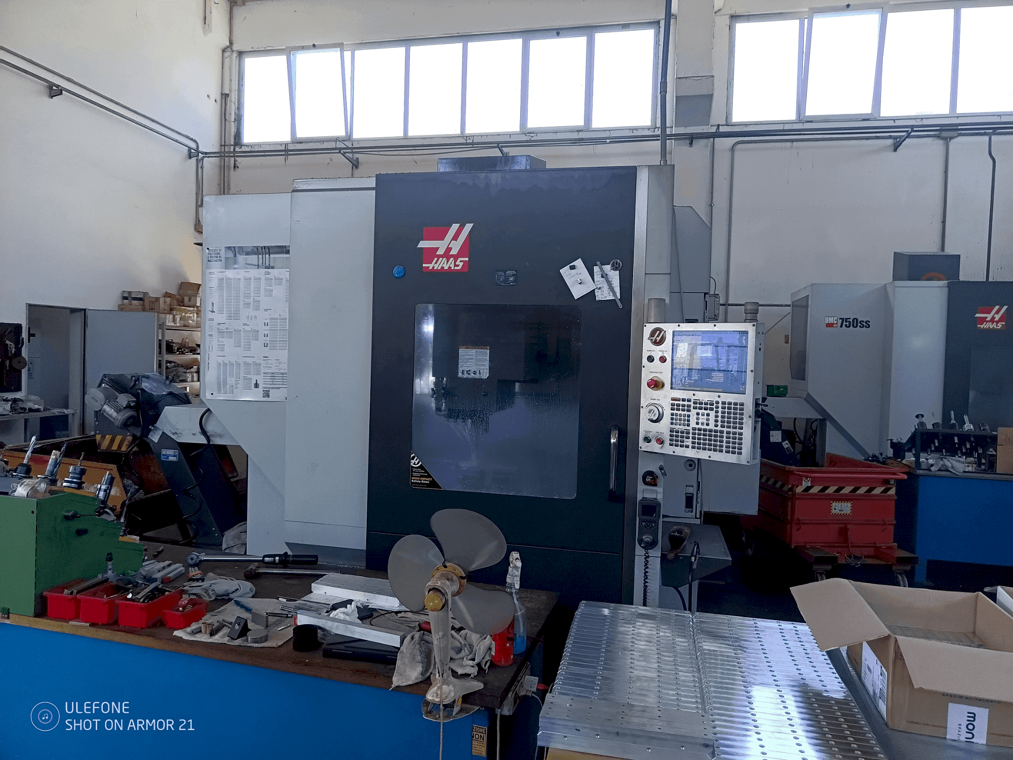 Čelní pohled na HAAS UMC 750SS stroj