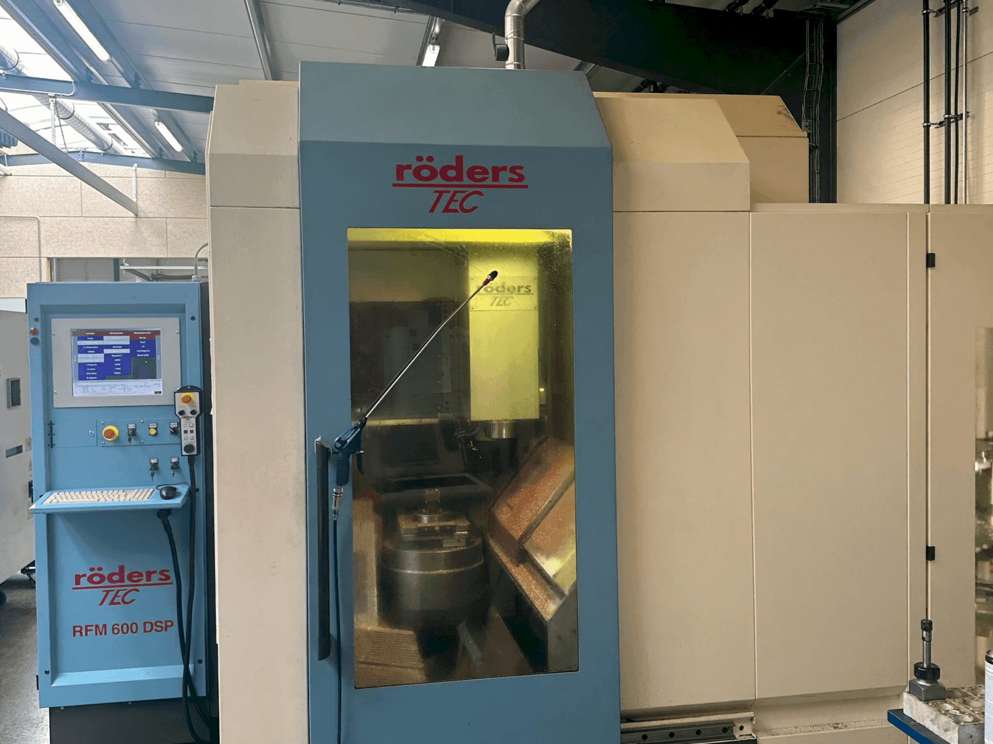 Čelní pohled na Roders RFM 600 DSP stroj