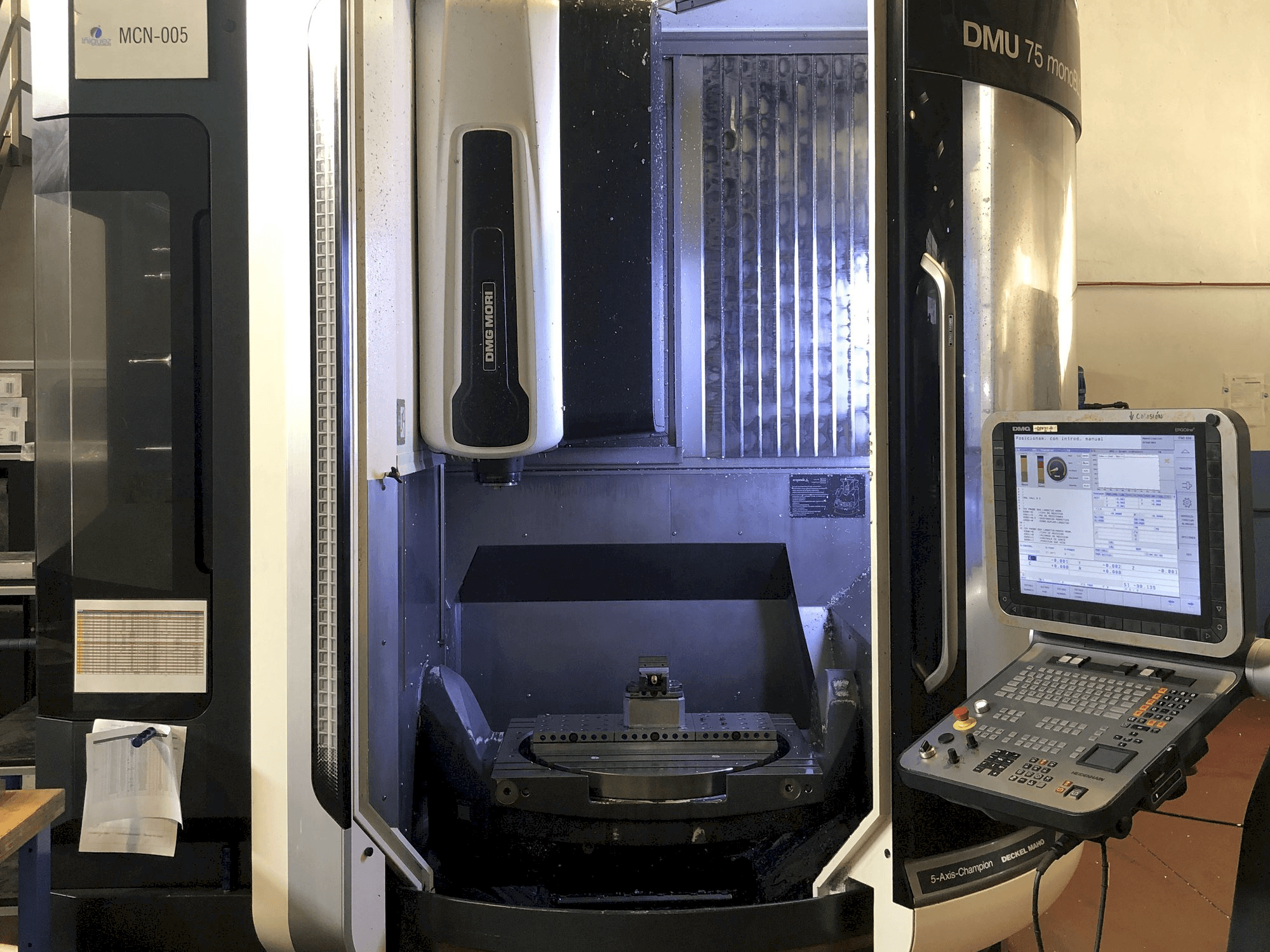 Čelní pohled na DMG MORI DMU 75 Monoblock stroj