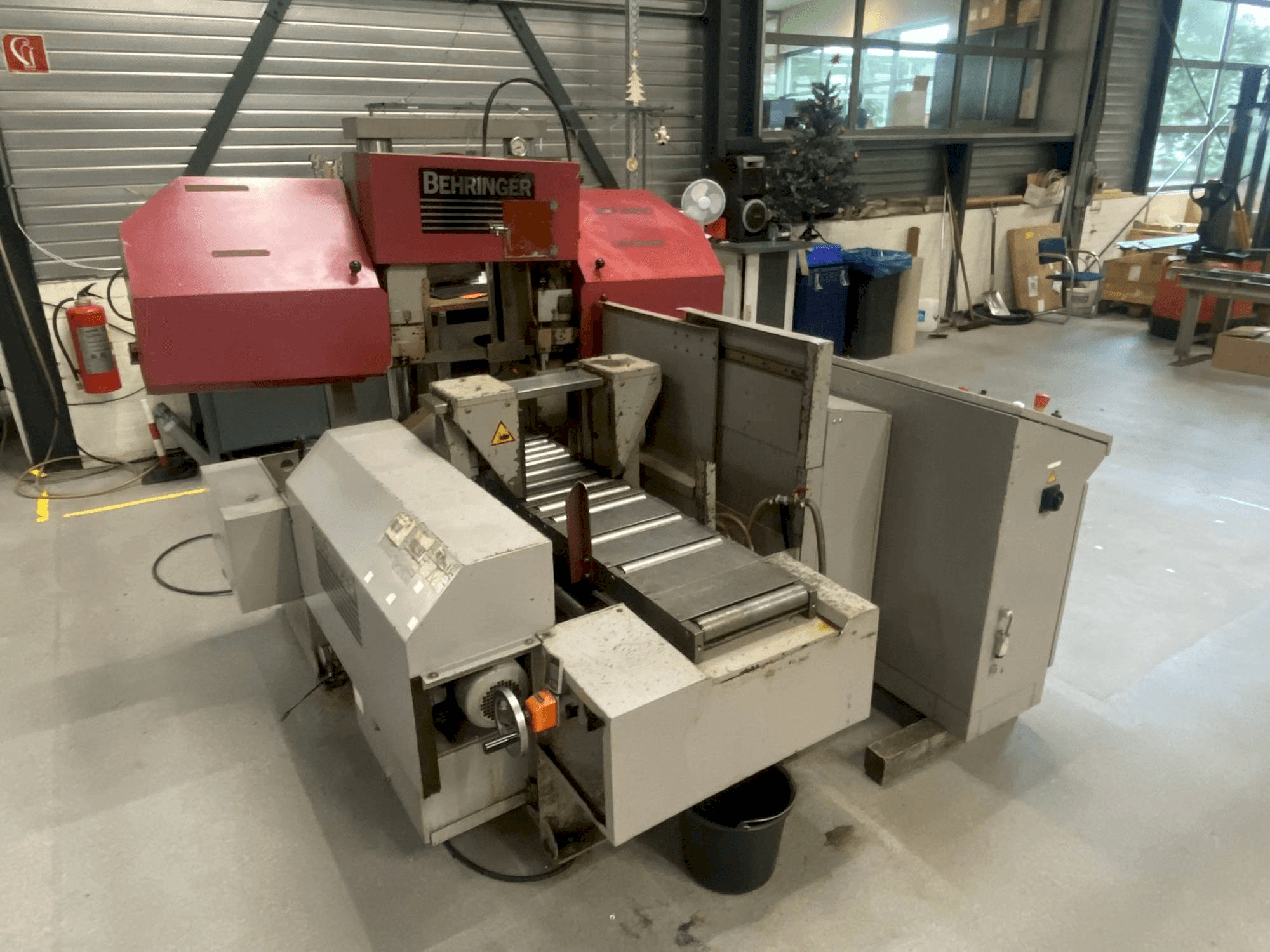 Čelní pohled na Behringer HPB 303A stroj