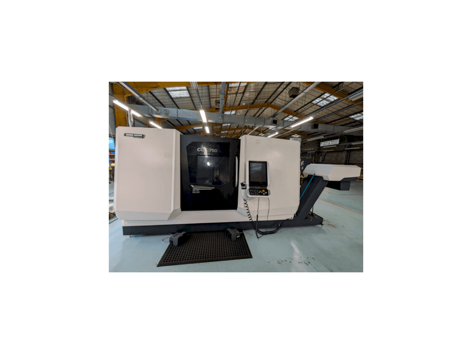 Čelní pohled na DMG MORI CLX750 V4 stroj