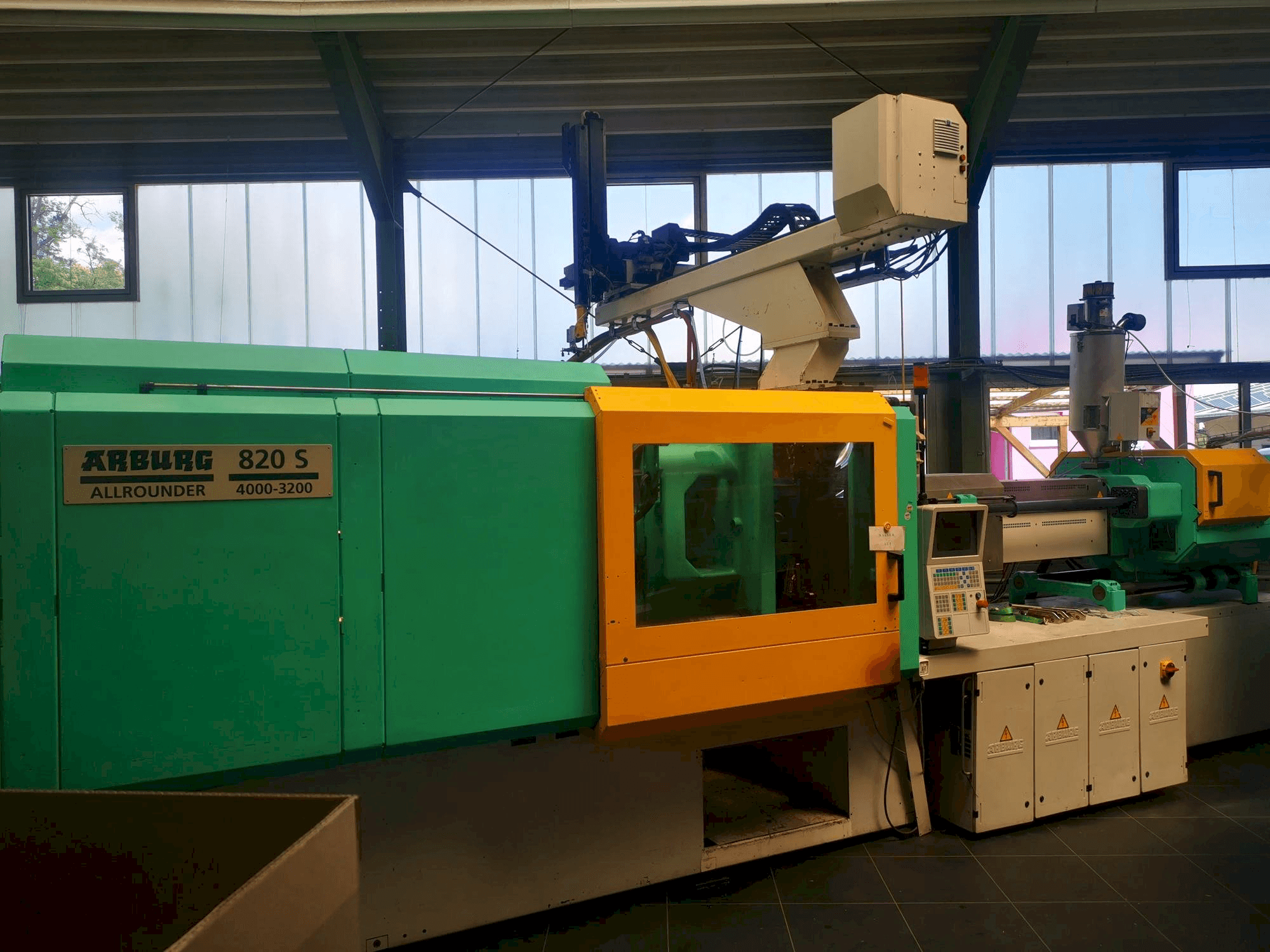 Čelní pohled na Arburg 820S 4000 / 3200 stroj