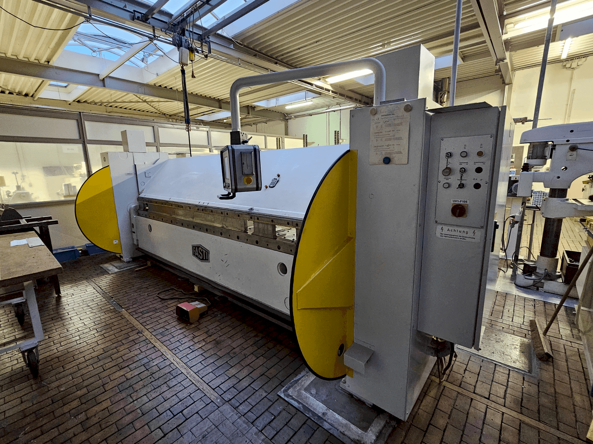 Čelní pohled na SCHRODER-FASTI 215-40-4 stroj