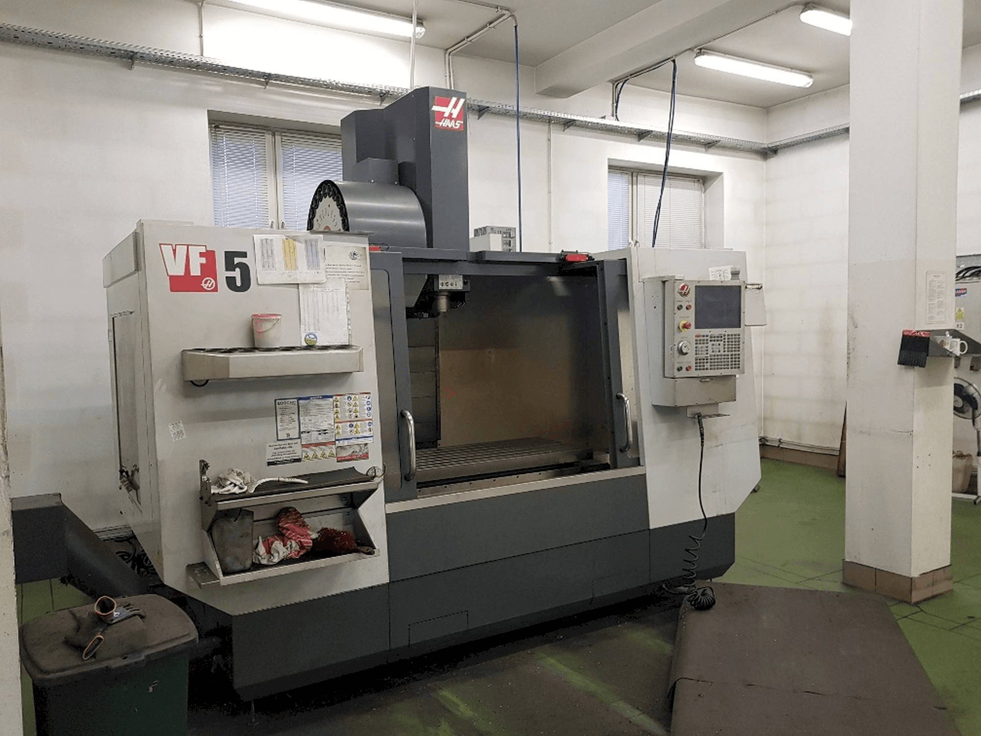 Čelní pohled na HAAS VF-5/40 stroj