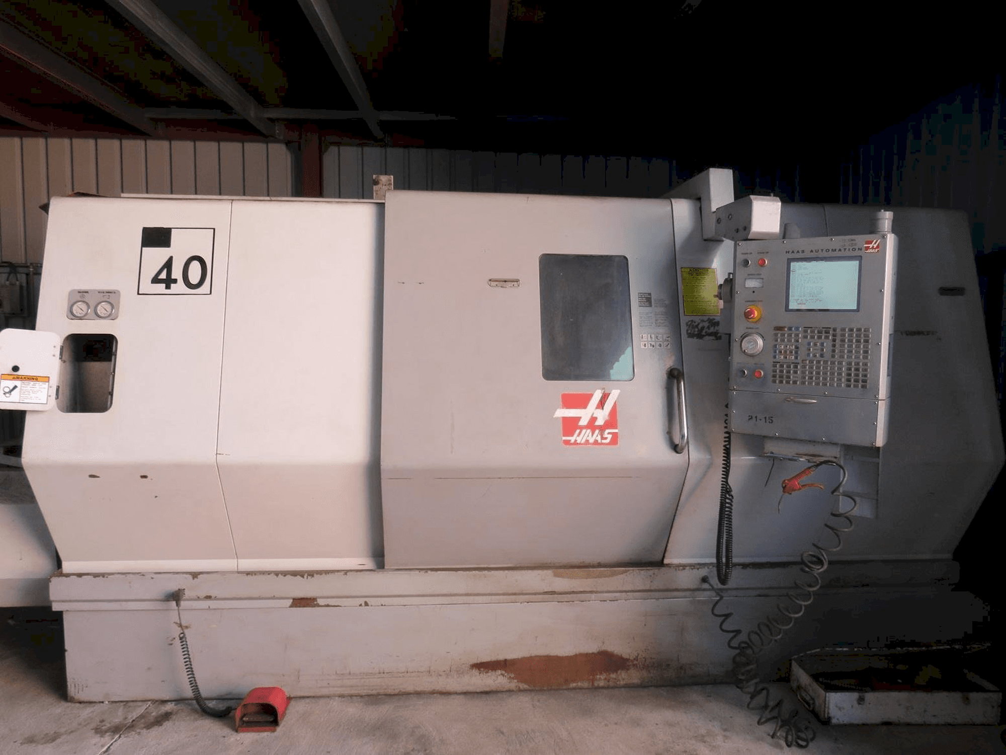 Čelní pohled na HAAS SL-40 stroj