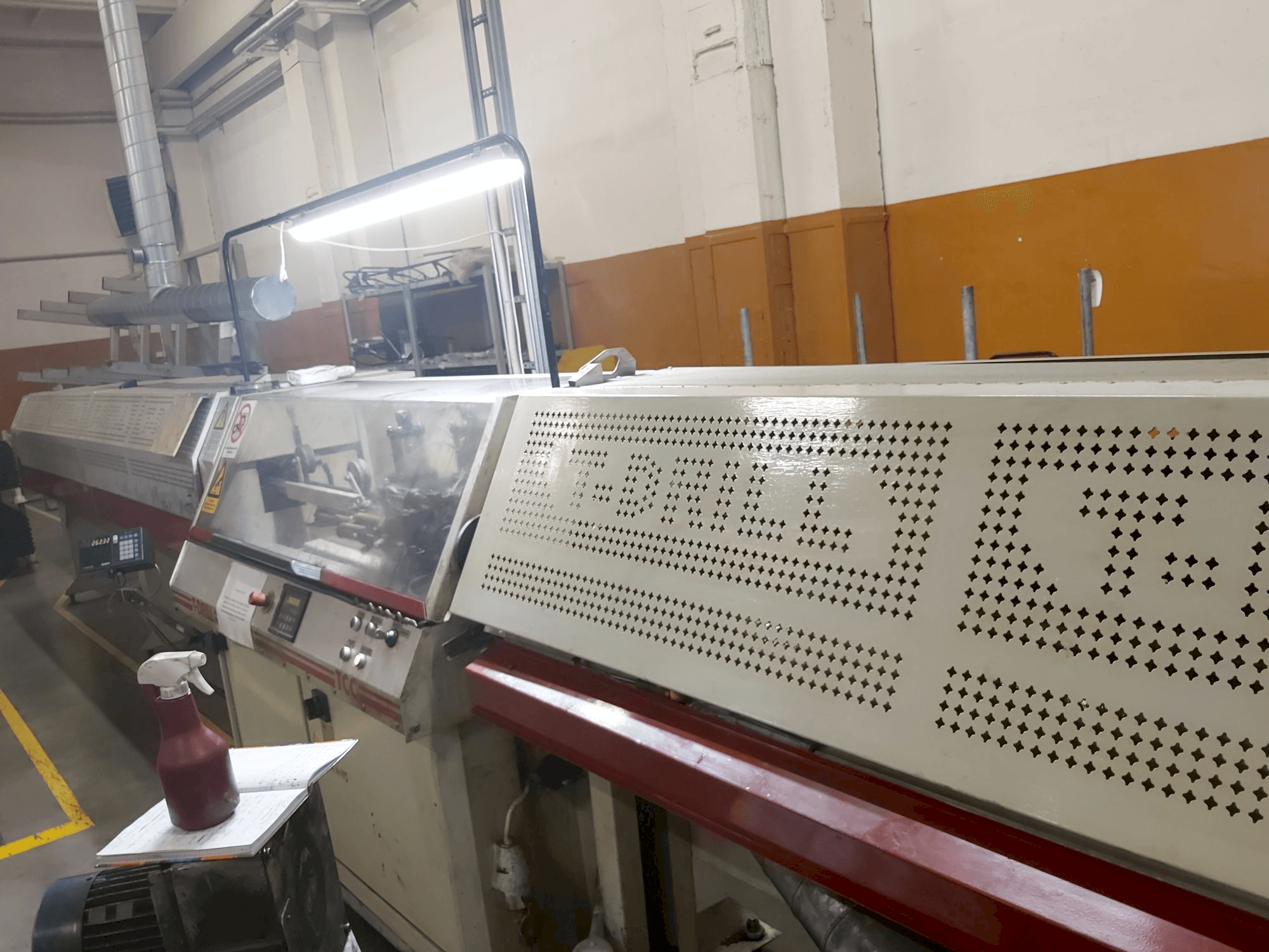 Pravý boční pohled na T-DRILL TCC-50+RL4000+RCT2000 stroj