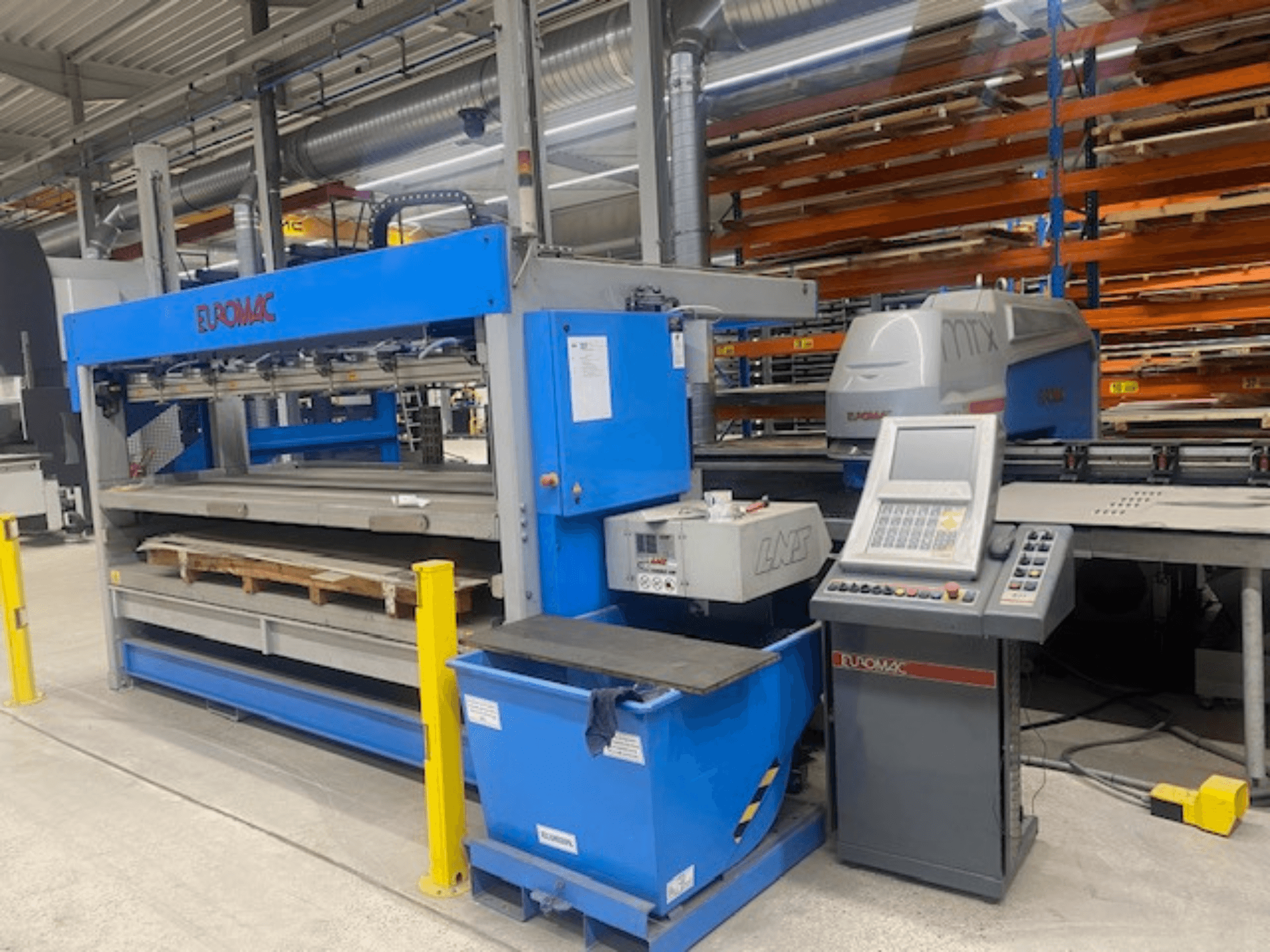 CNC děrovací stroj Euromac MTX FLEX 12, pohled zepředu s viditelným ovládacím panelem, paletami a bezpečnostními prvky.