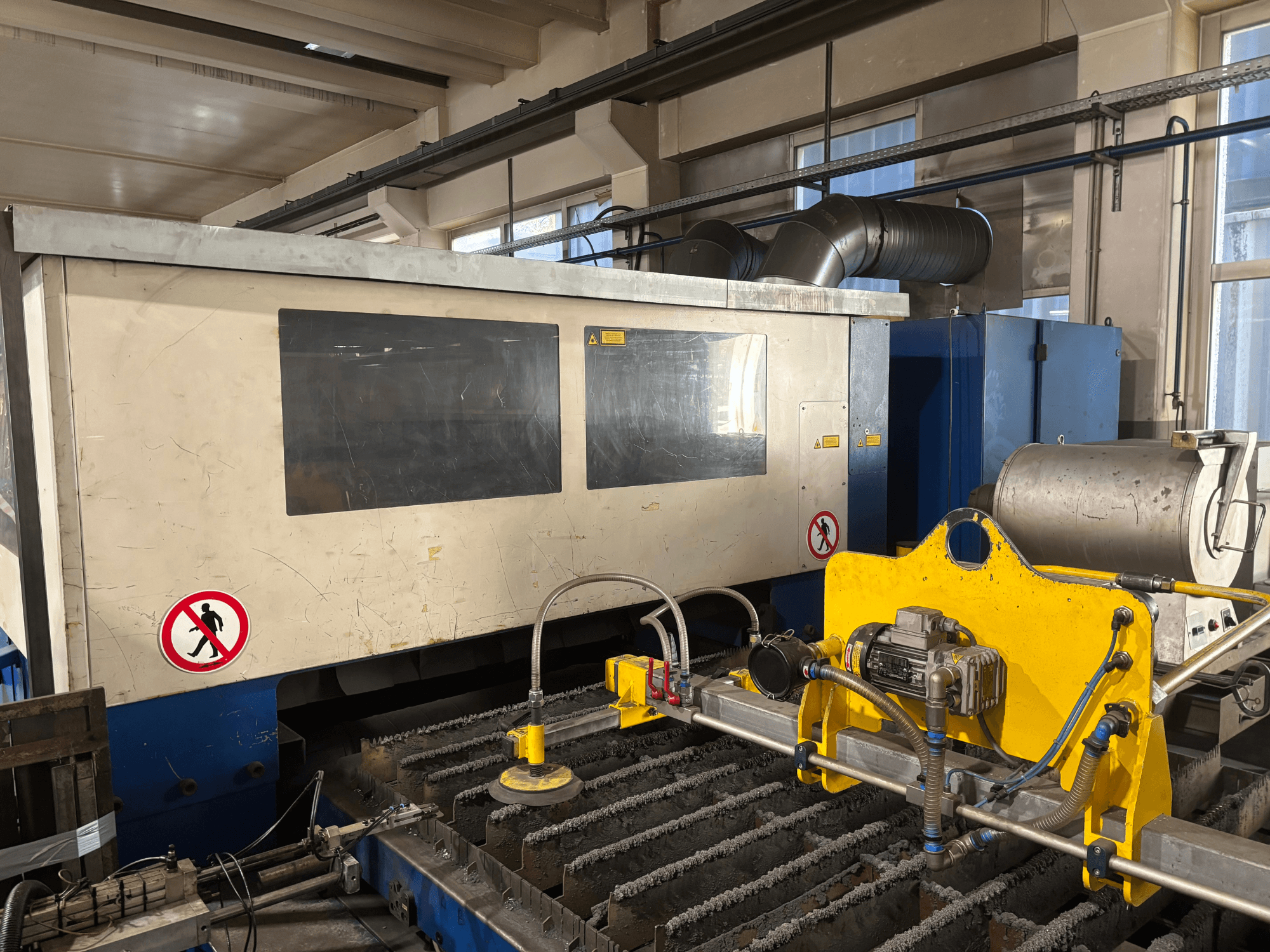 Laserový řezací stroj TRUMPF Trumatic L3030 CO2, čelní pohled na ovládací rozhraní a detaily řezné plochy.