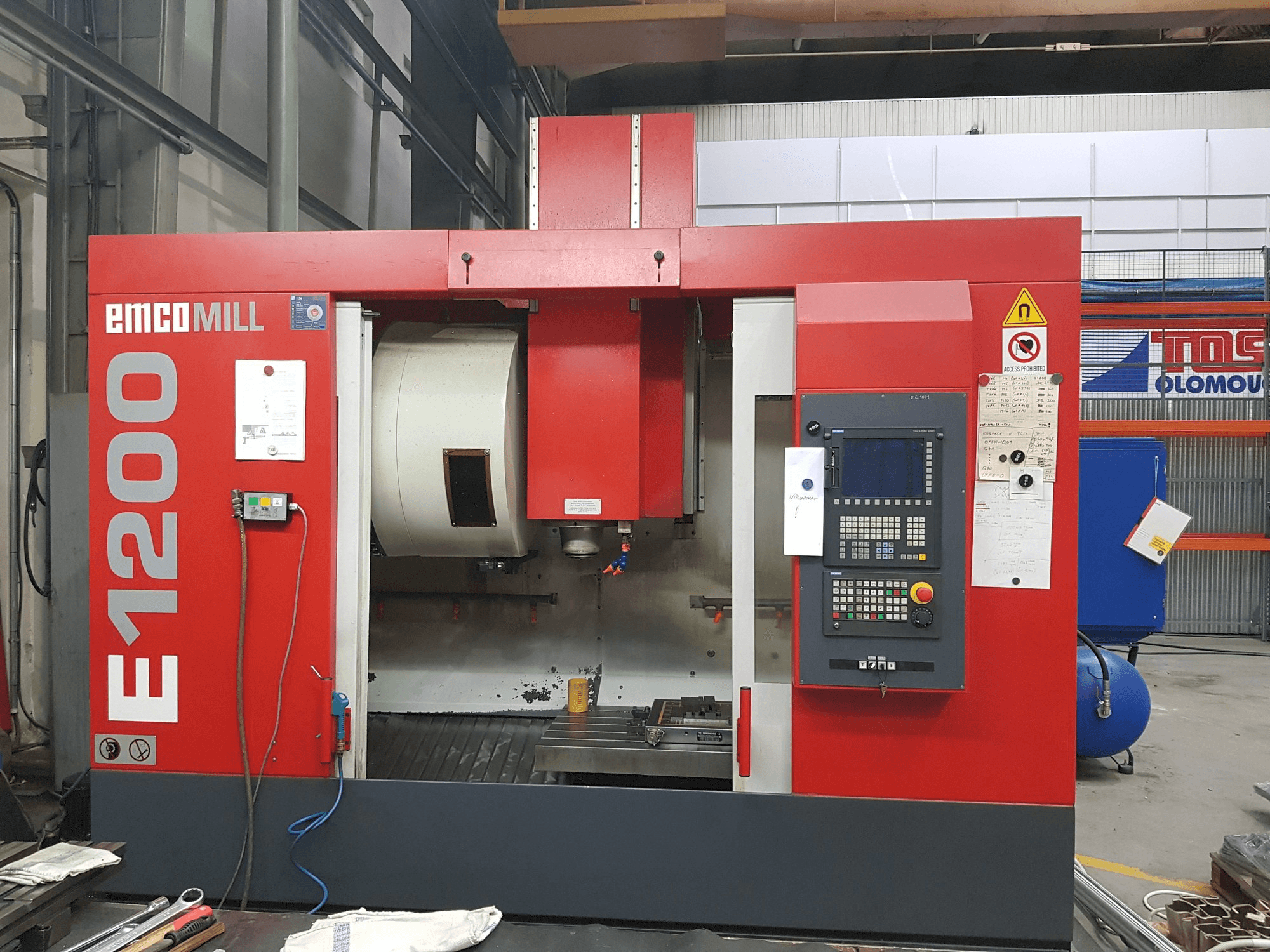 Čelní pohled na EMCO Emcomill E 1200 stroj