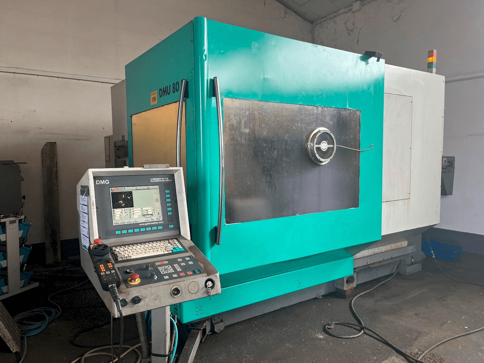 Čelní pohled na DMG Deckel Maho DMU 80 P stroj