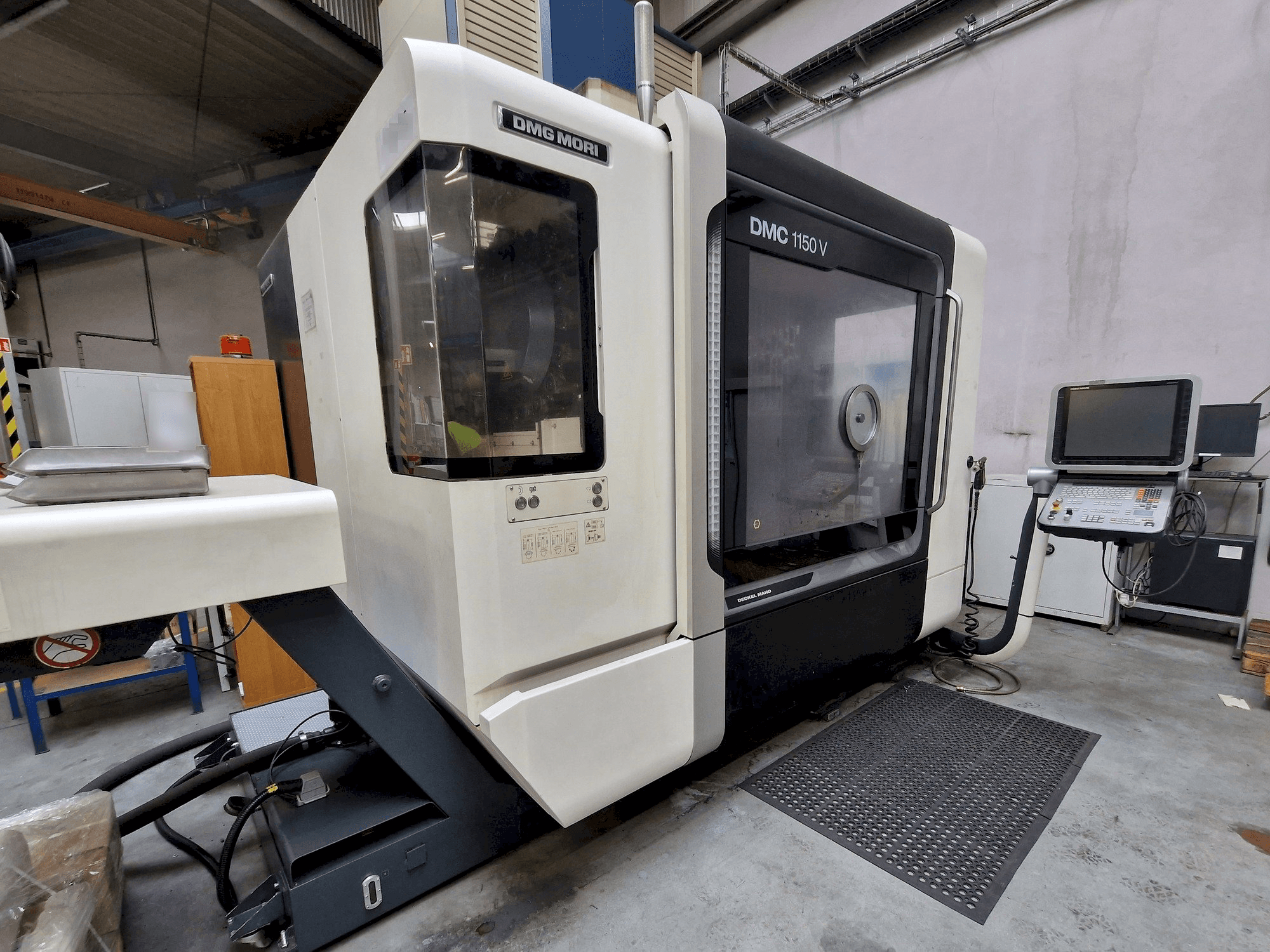 Levý boční pohled na DMG MORI DMC 1150 V stroj