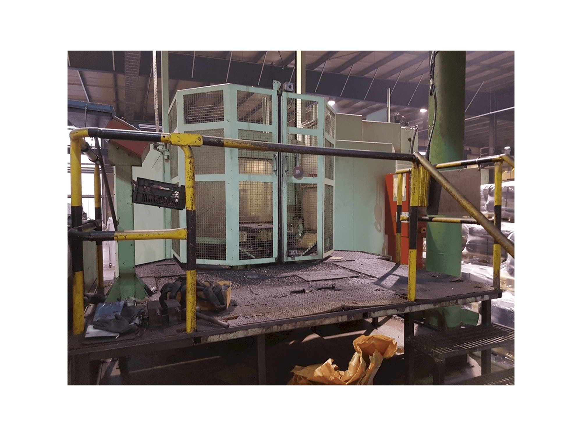 Čelní pohled na HELLER BEA3 stroj