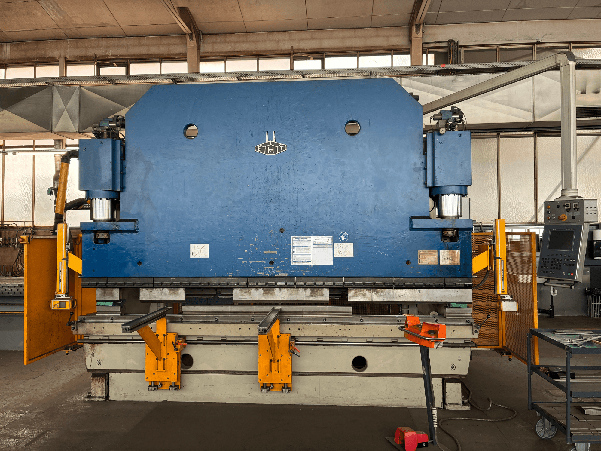Lisovací brzda EHT EHPS 32-40, pohled zepředu, modrý rám, dva hydraulické berany a boční ovládací prvky.