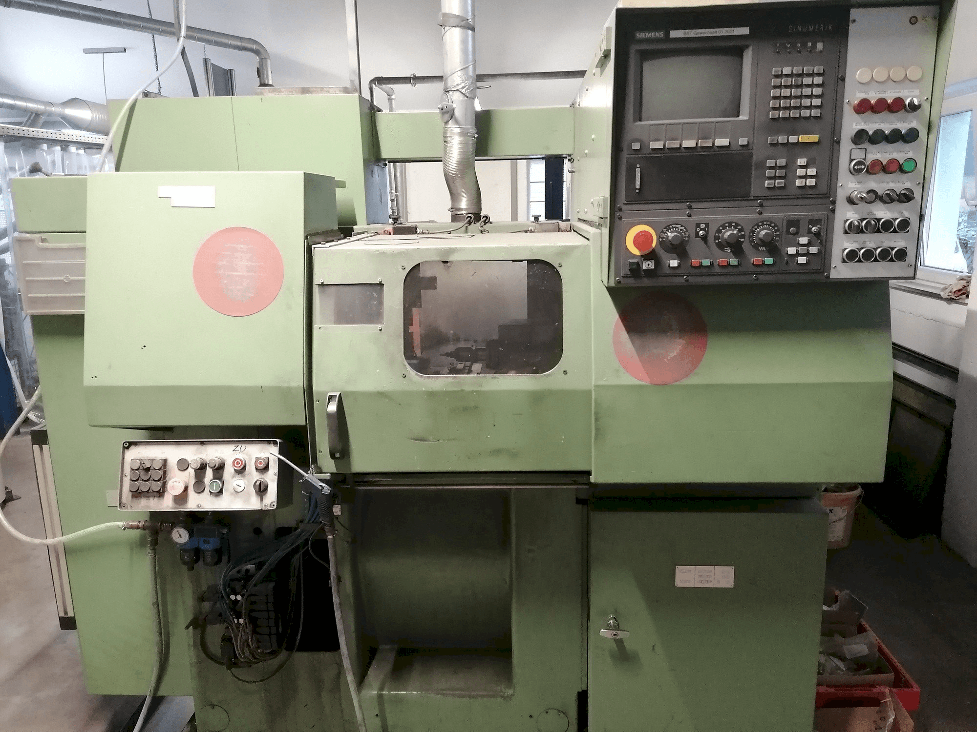 Čelní pohled na Scherer - Feinbau Snc 100 (1999) stroj