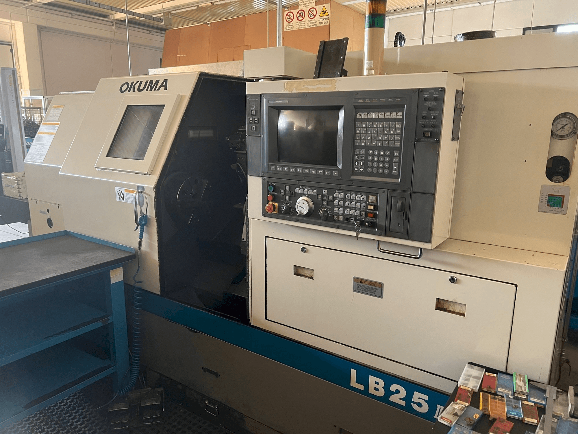 Čelní pohled na Okuma LB 25 II stroj