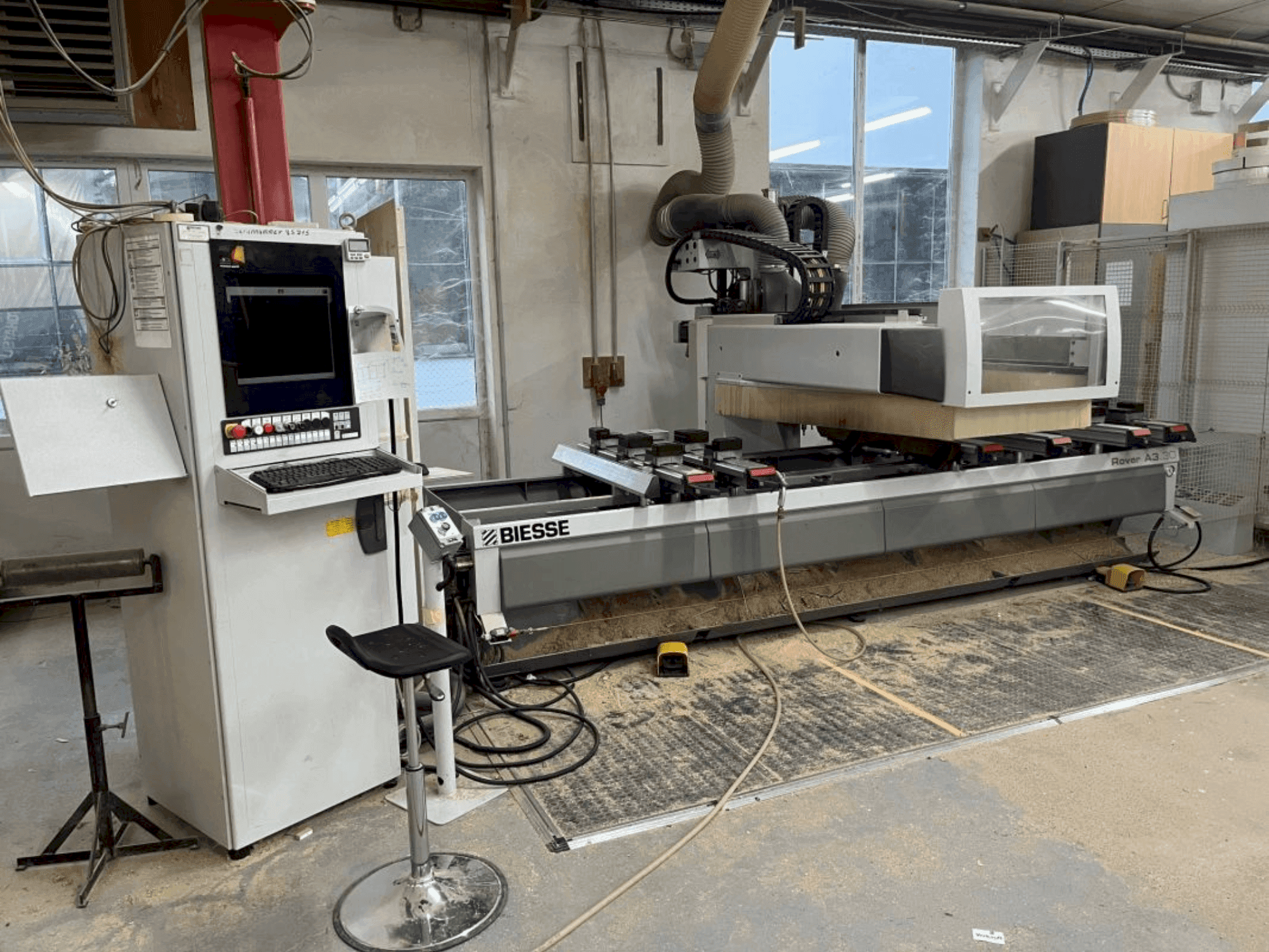 Čelní pohled na BIESSE ROVER A stroj