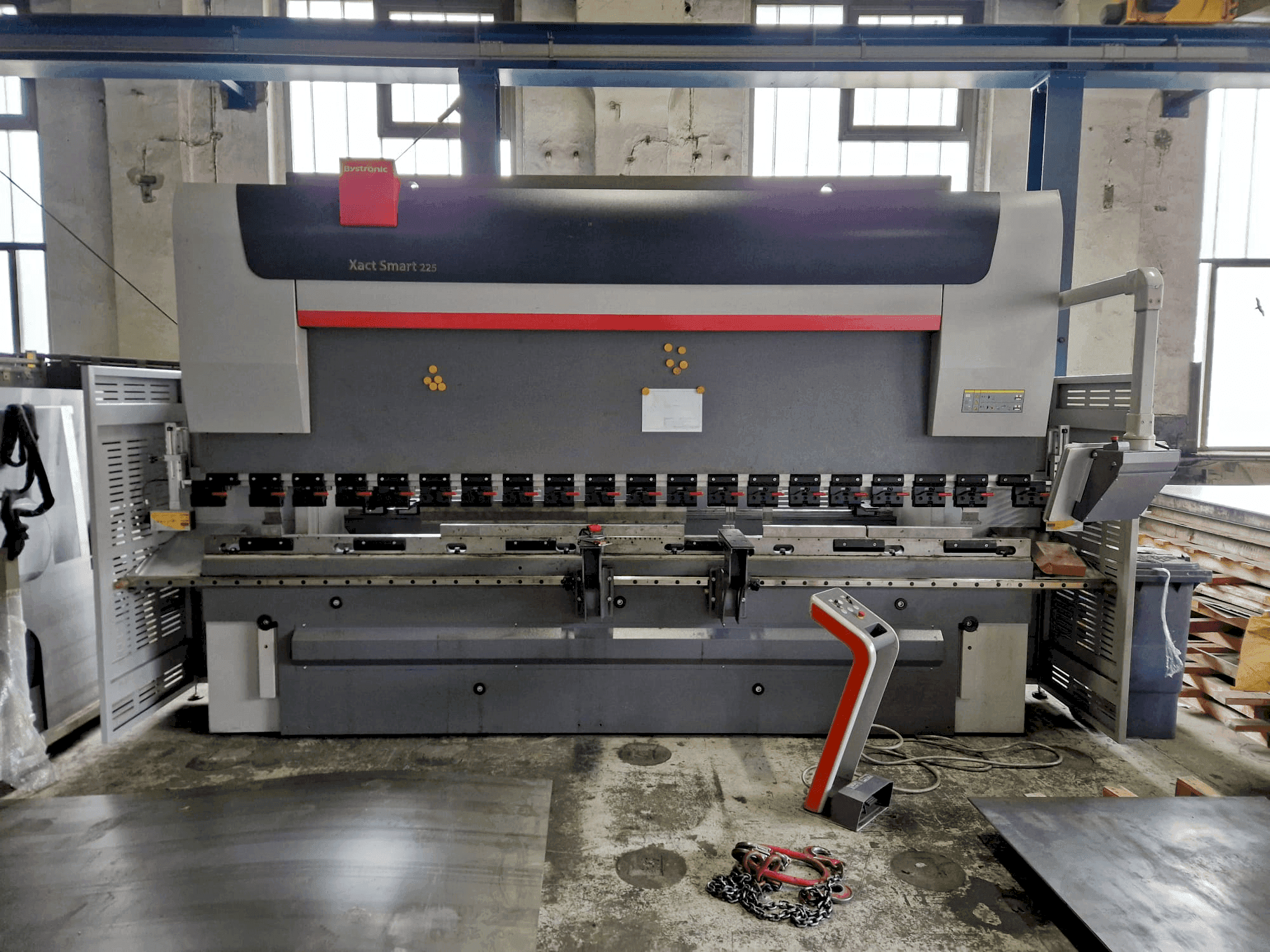 Čelní pohled na Bystronic Xact Smart 225/4100 stroj