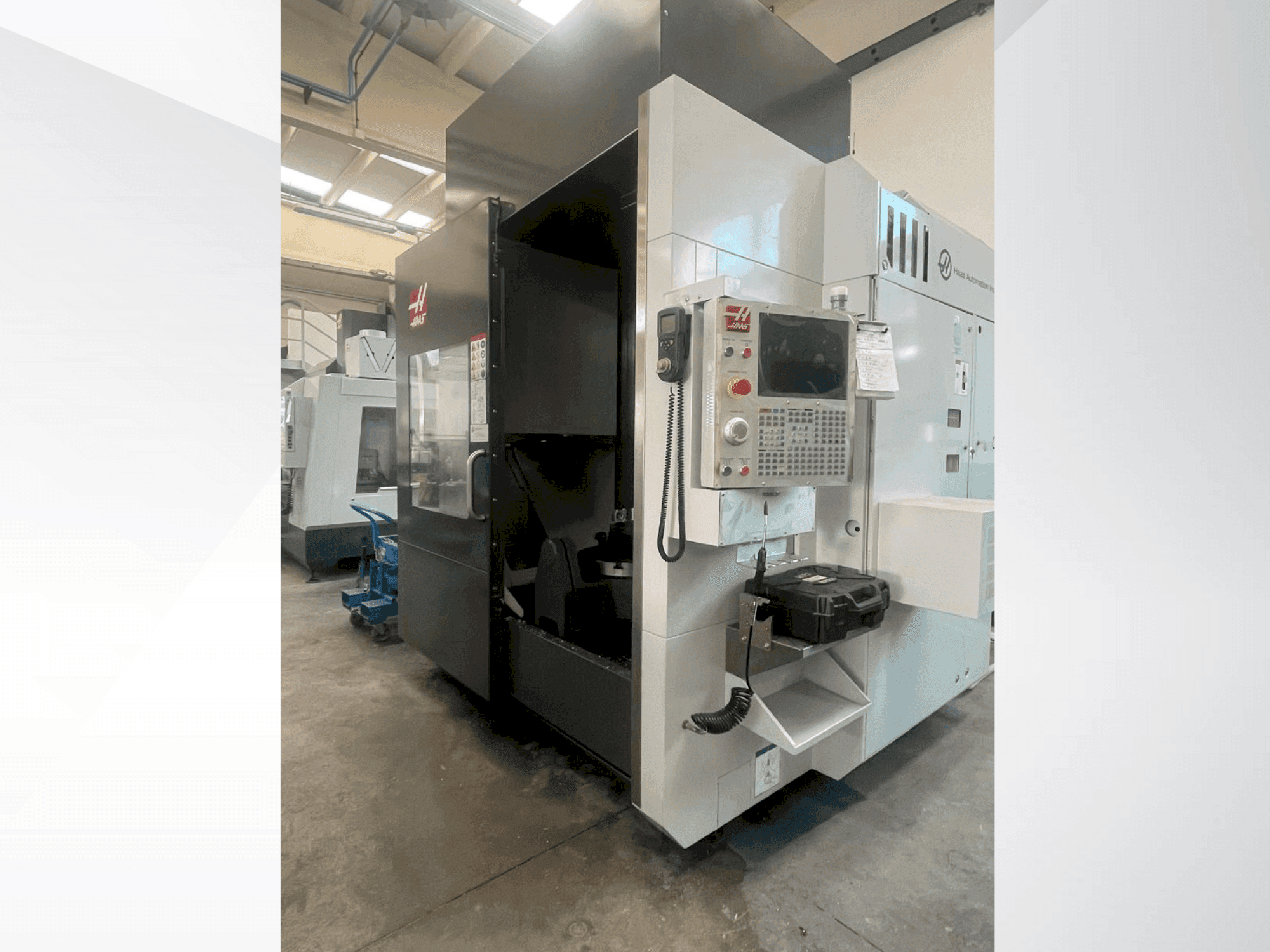 Čelní pohled na HAAS UMC750SS stroj