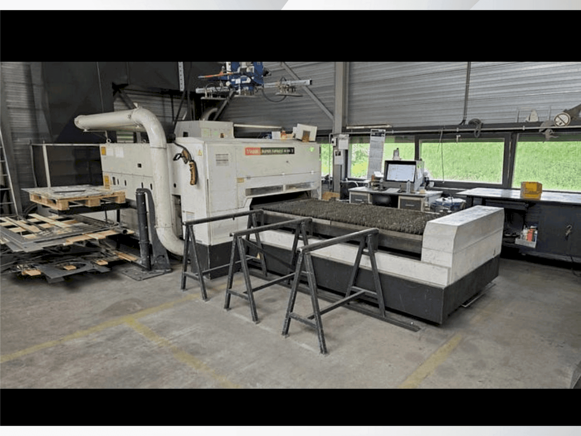 Čelní pohled na Mazak Super Turbo-X 48 MK II stroj