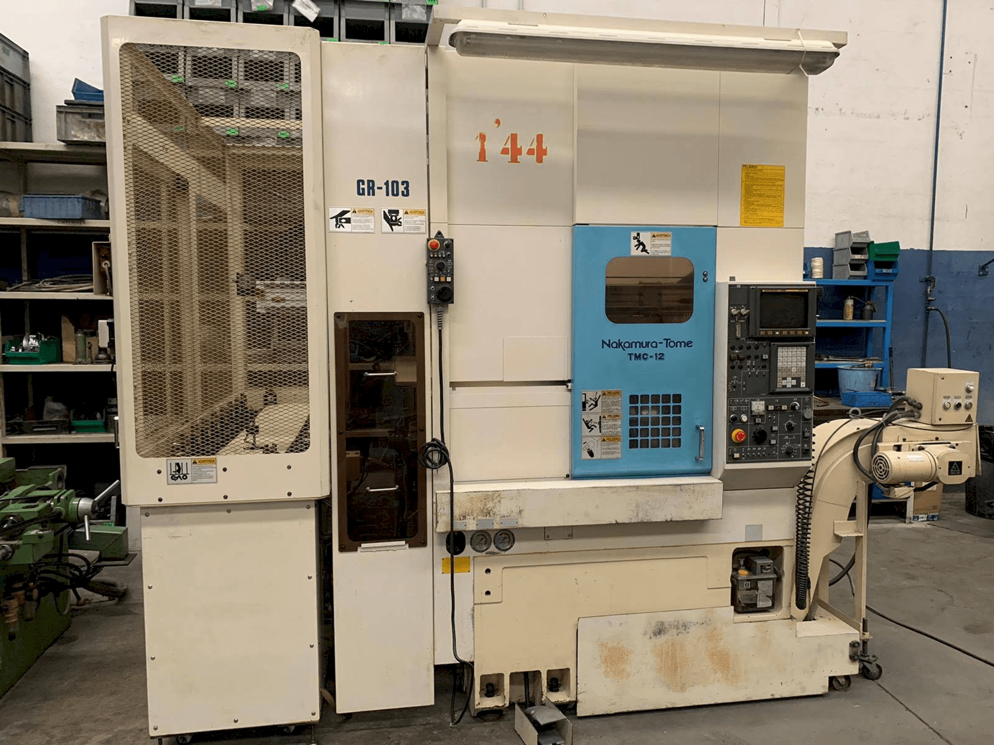 Čelní pohled na NAKAMURA-TOME TMC 12 stroj