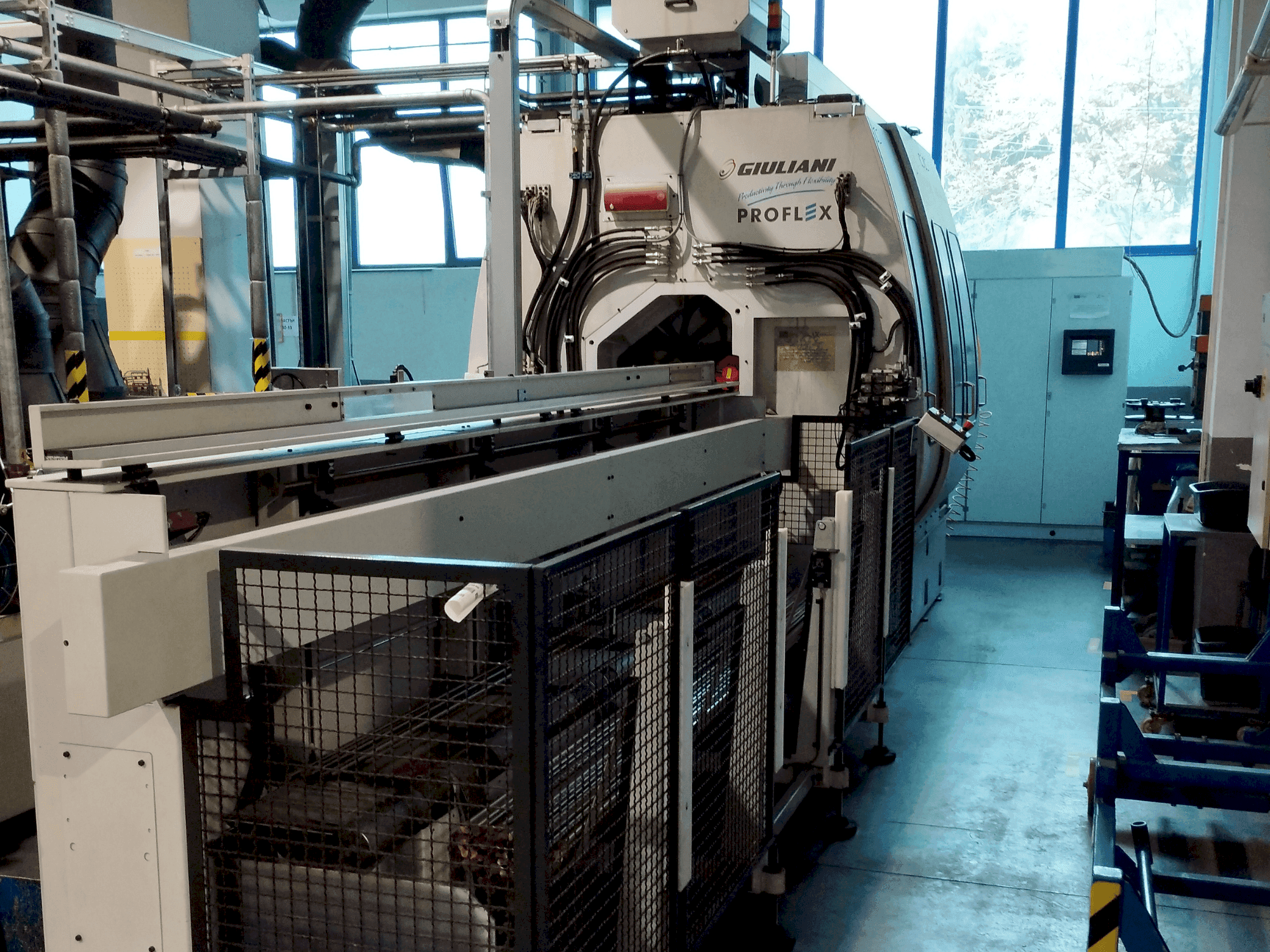 Čelní pohled na GINDUMAC Proflex 5/7 stroj