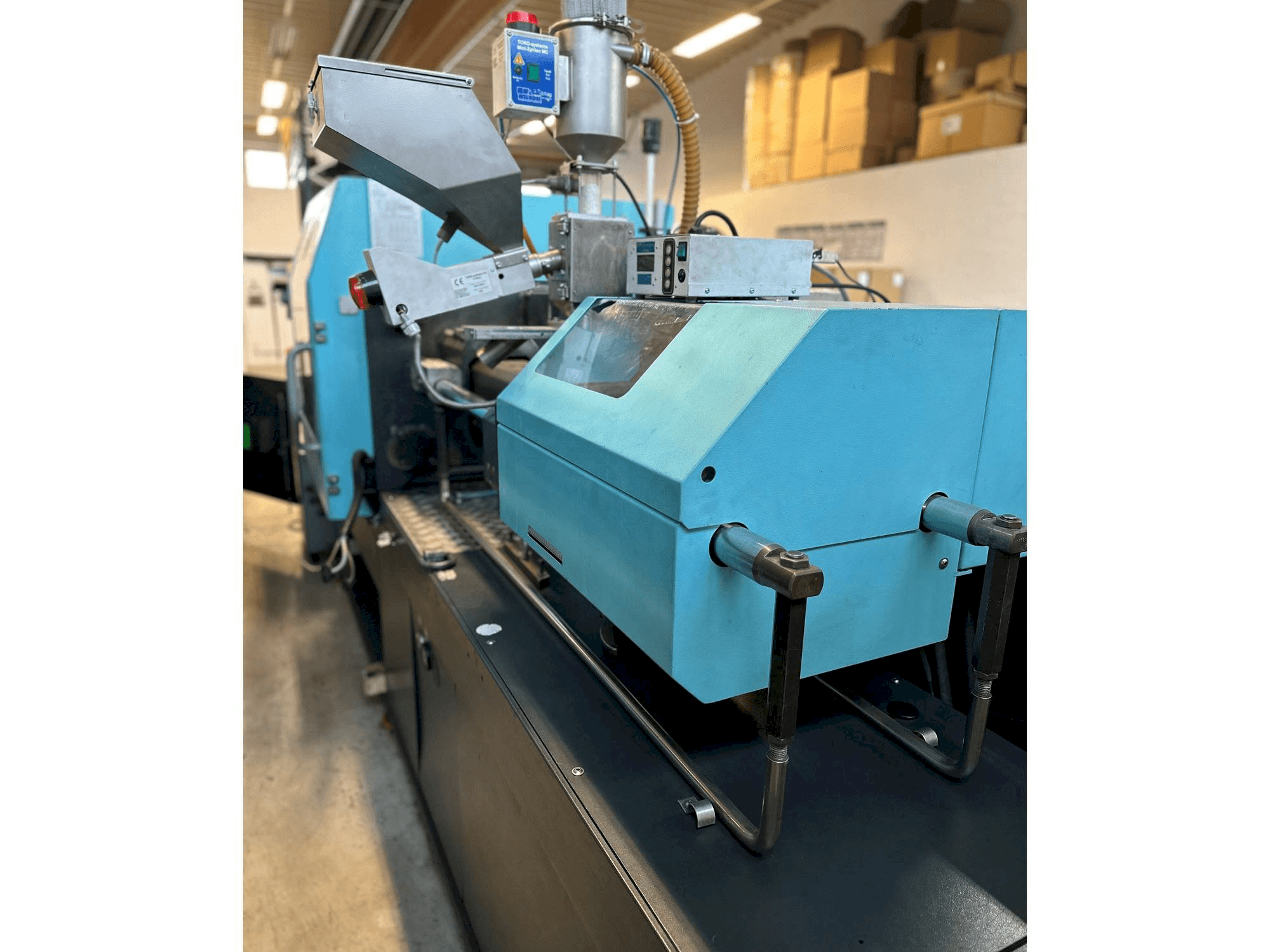 Čelní pohled na DEMAG Concept 80/370-120 stroj