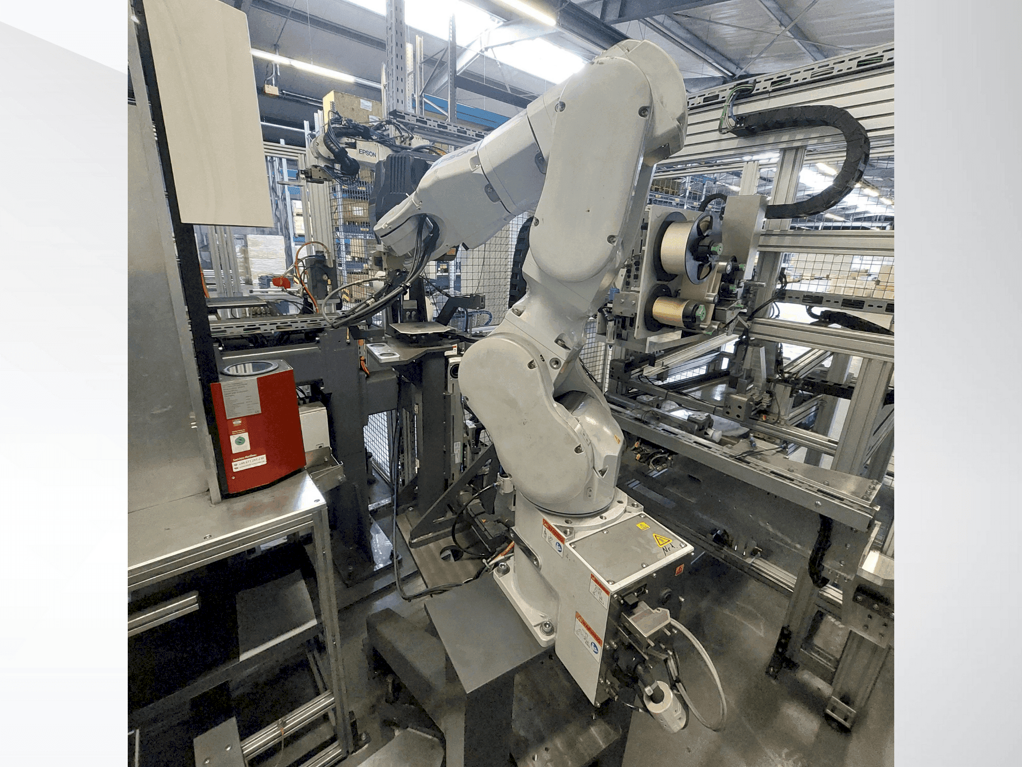 Čelní pohled na EPSON C8A-901 S stroj