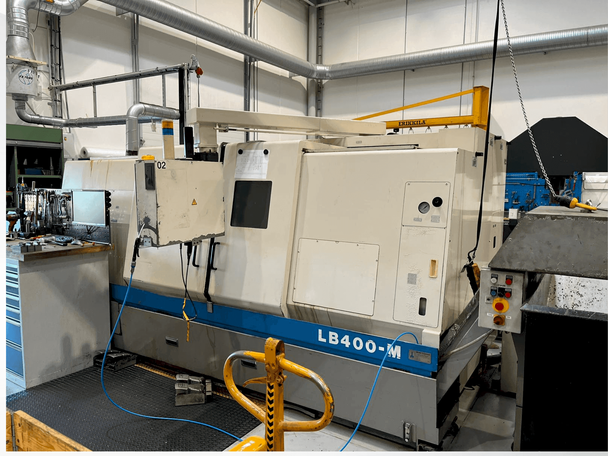Čelní pohled na Okuma LB400 M stroj