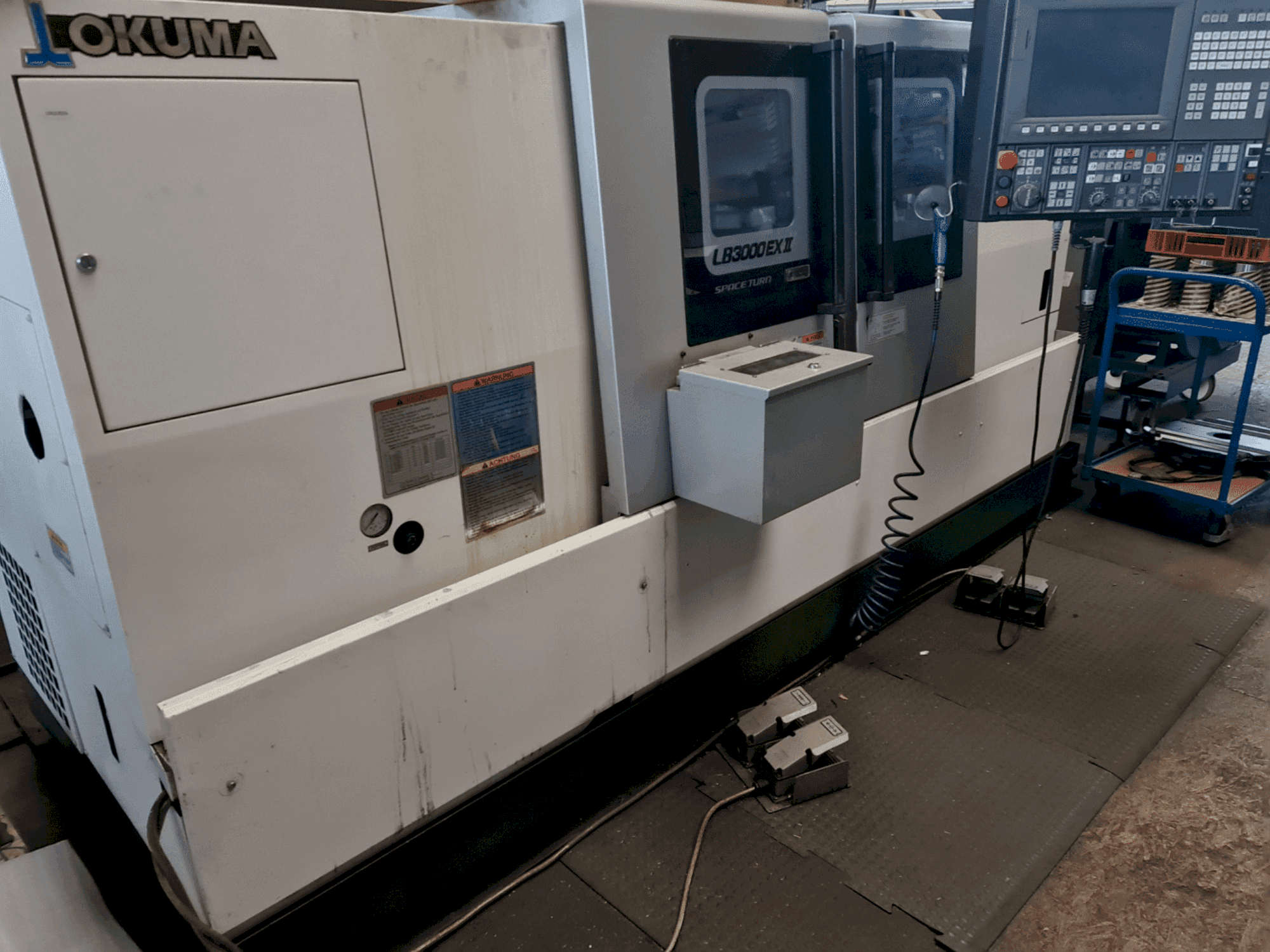 Čelní pohled na Okuma LB3000 EX II stroj