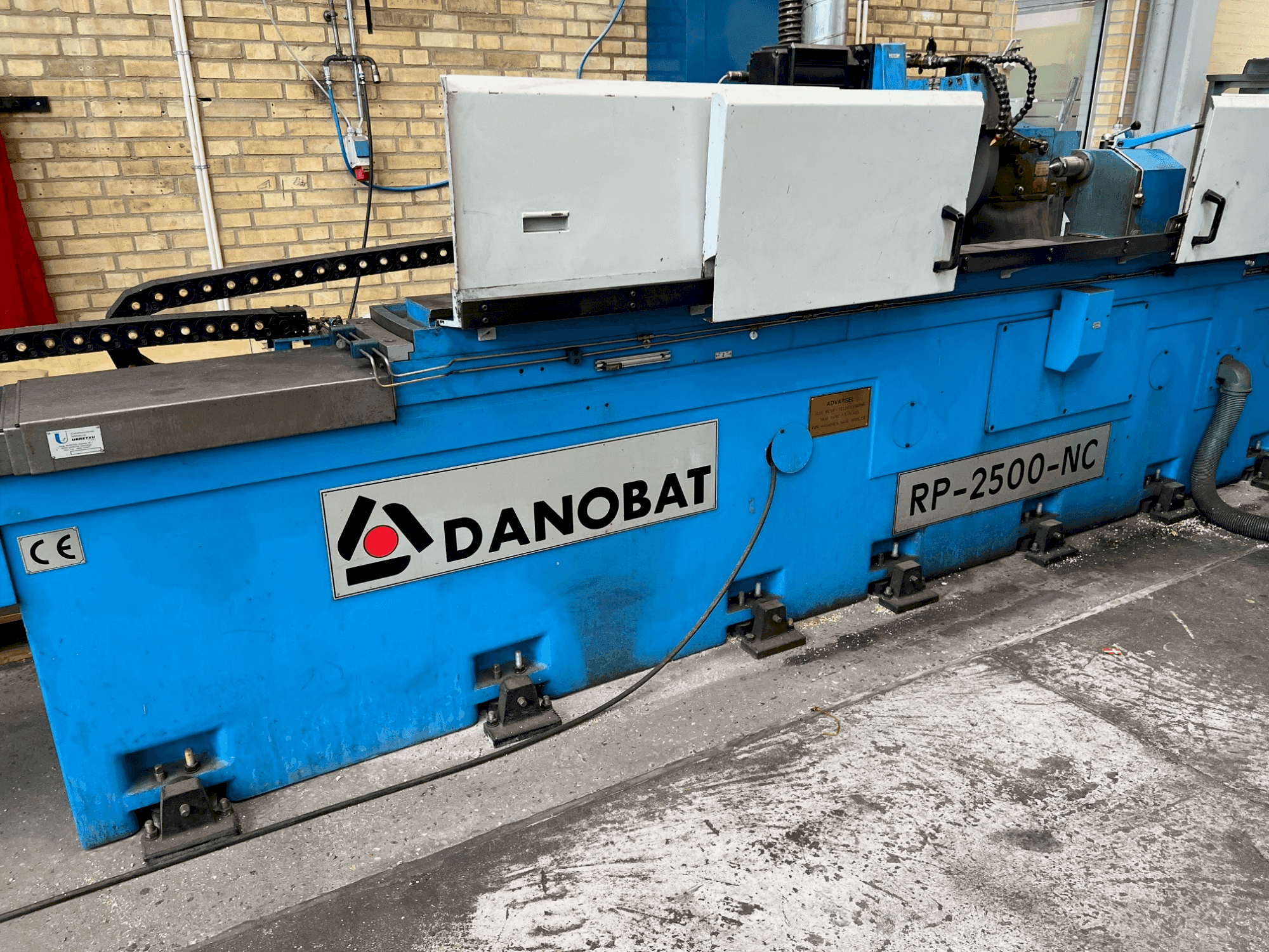 Čelní pohled na DANOBAT RP-2500-NC stroj