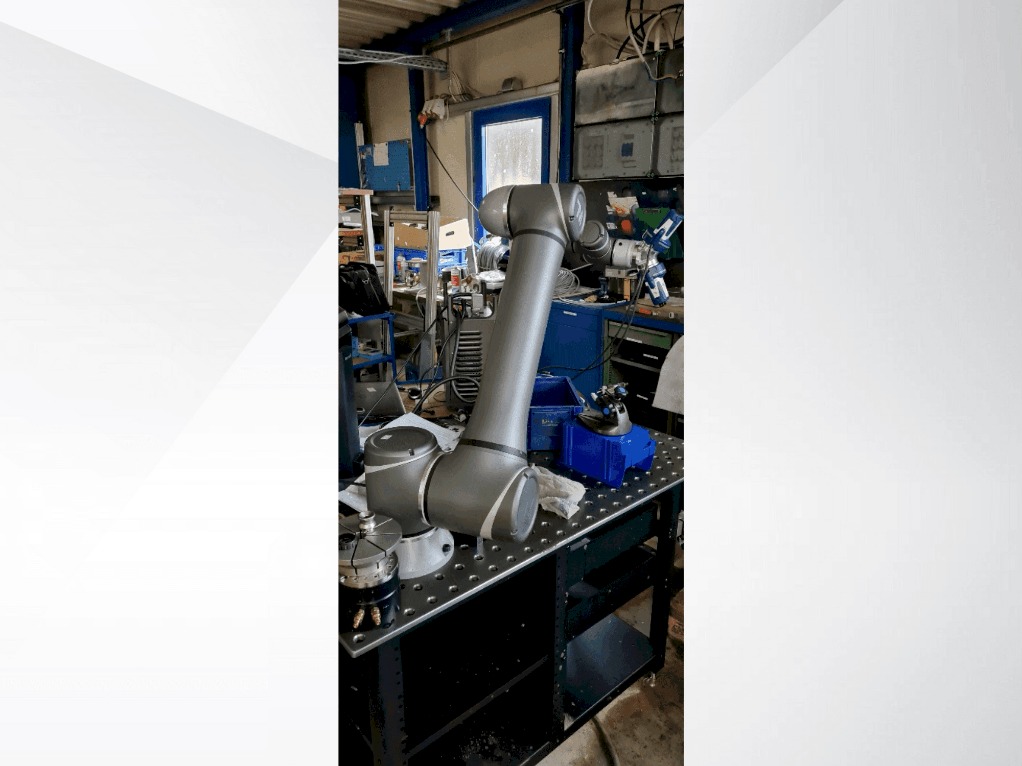 Čelní pohled na OMRON TM12 stroj