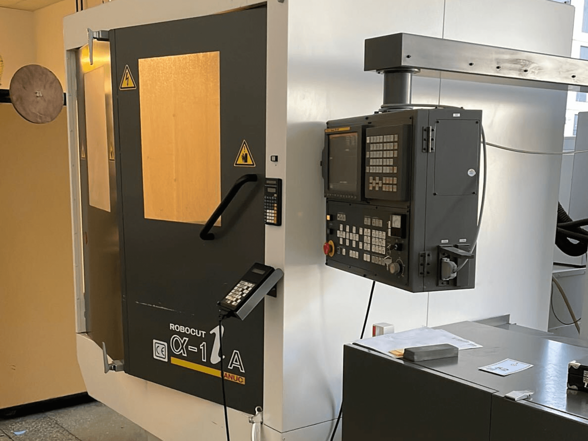 Robocut CX-1 Stroj s ovládacím panelem; pohled zepředu ukazuje bezpečnostní dvířka a ovládací rozhraní.