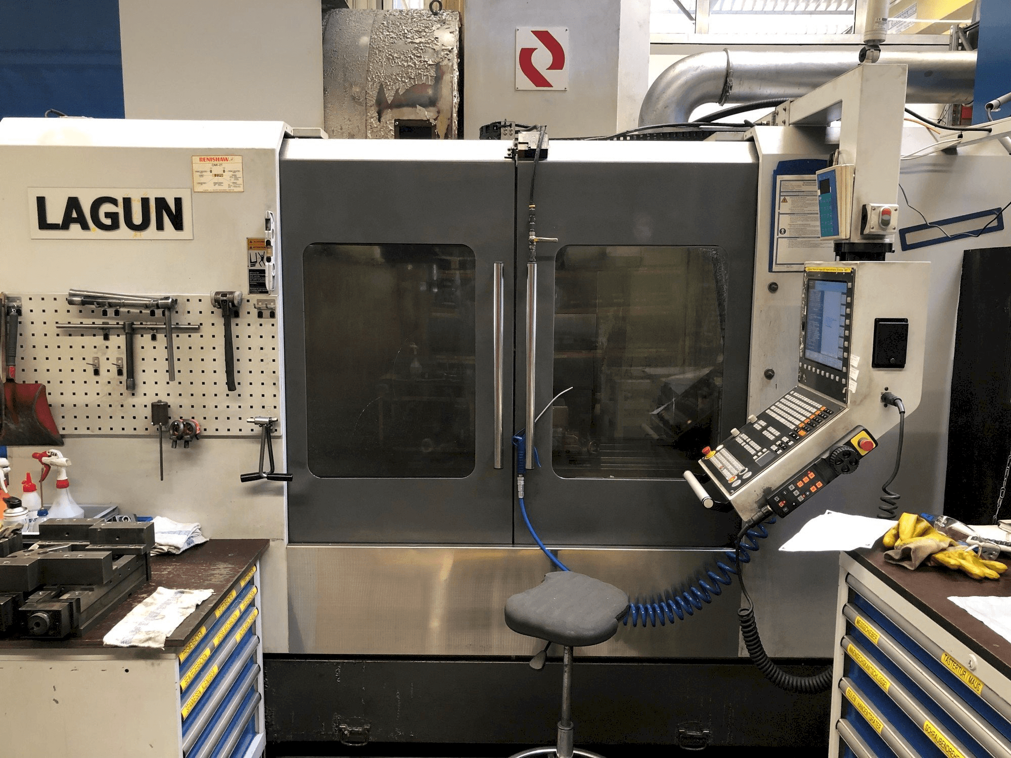 Čelní pohled na LAGUN L1400 stroj