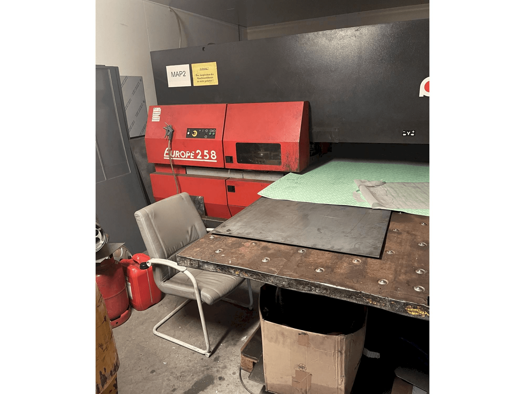 Čelní pohled na AMADA Europe 258 stroj