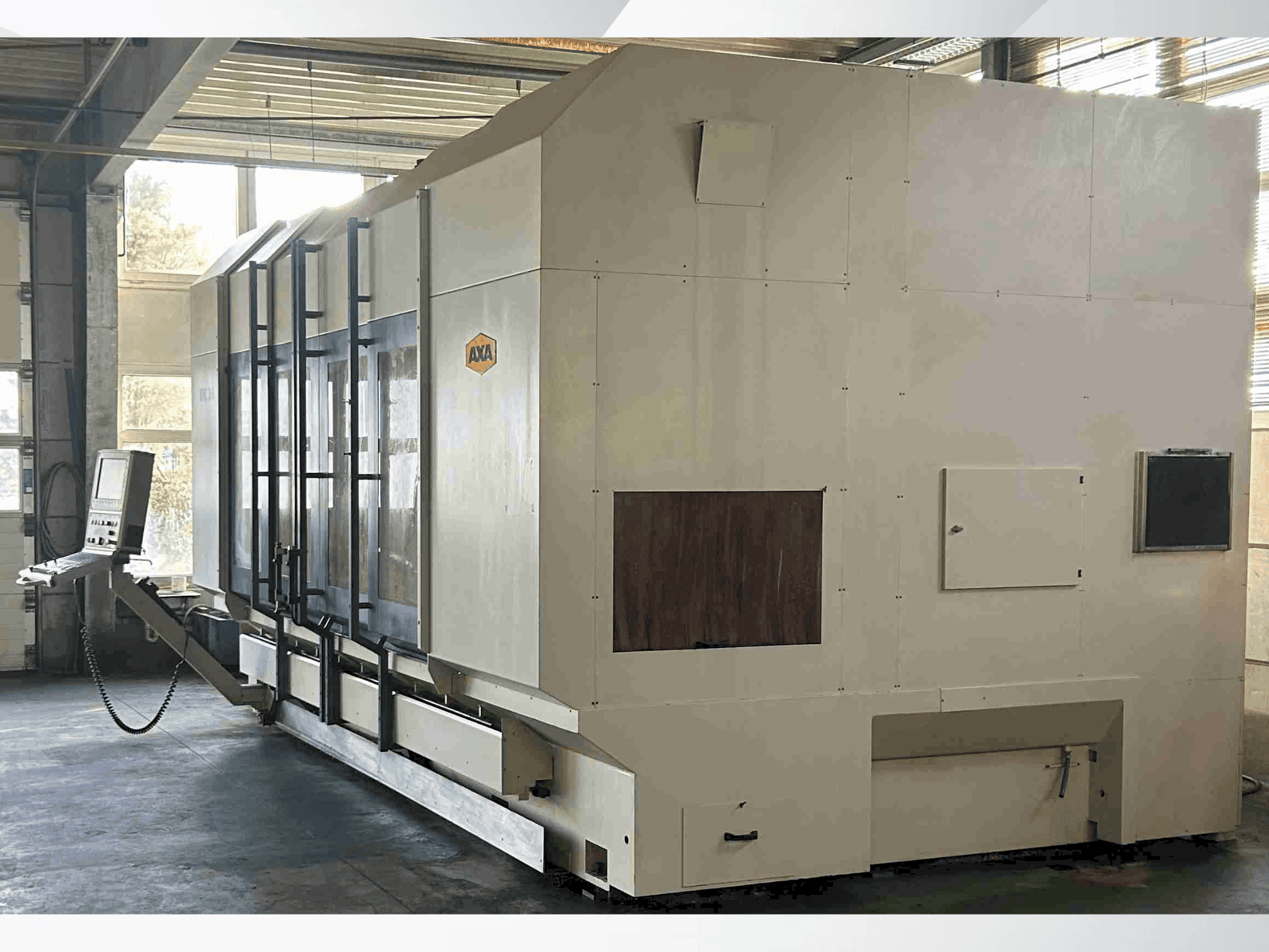 Čelní pohled na AXA VHC 3-3000 S stroj